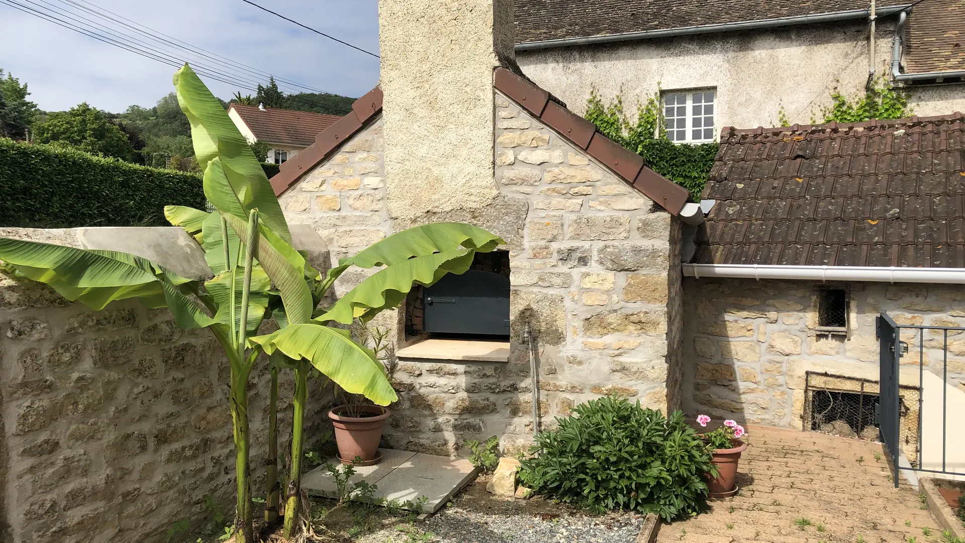 Cour fermée avec ancien four à pain_