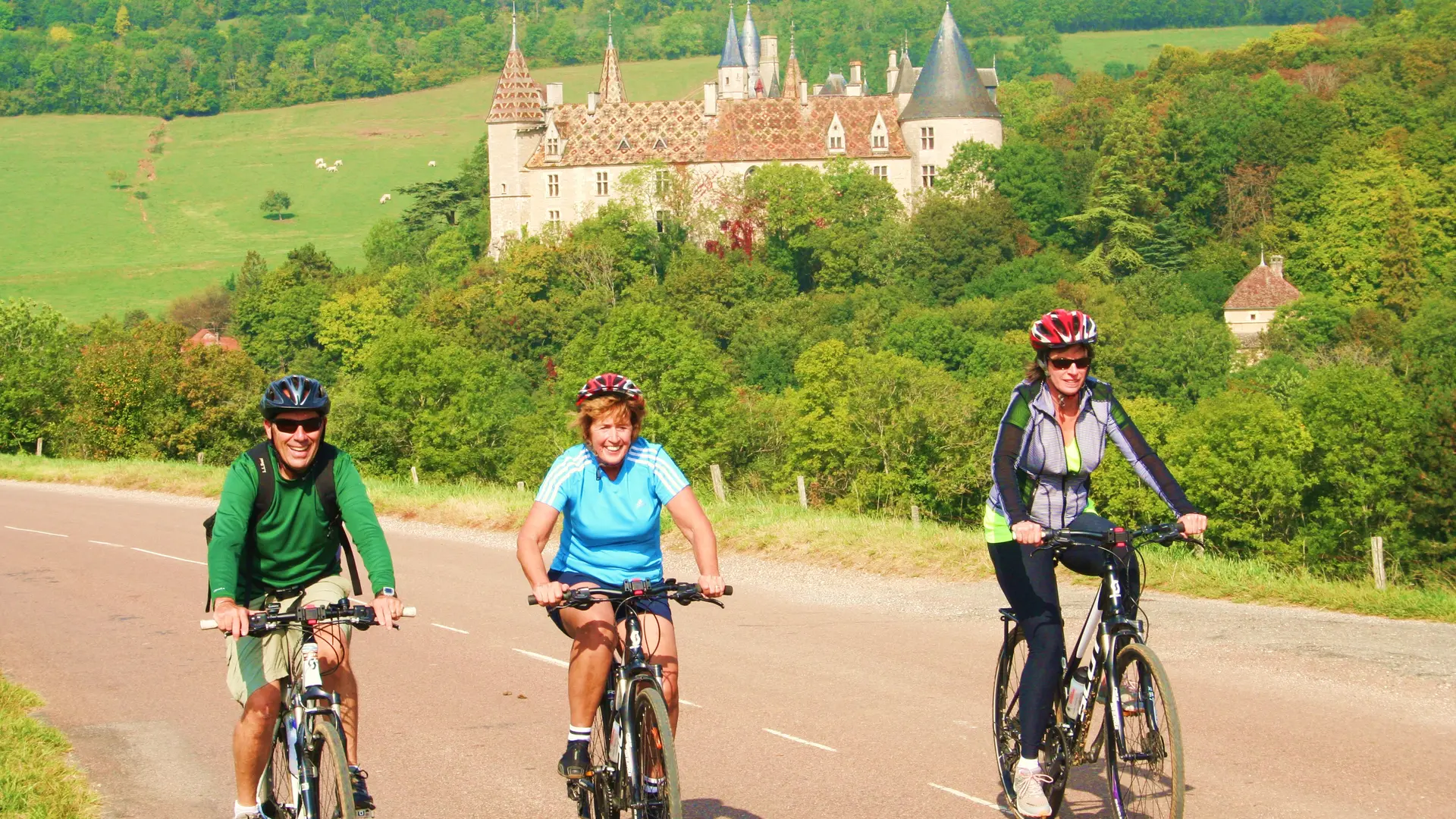 Vélo devant le Chateau de la Rochepot