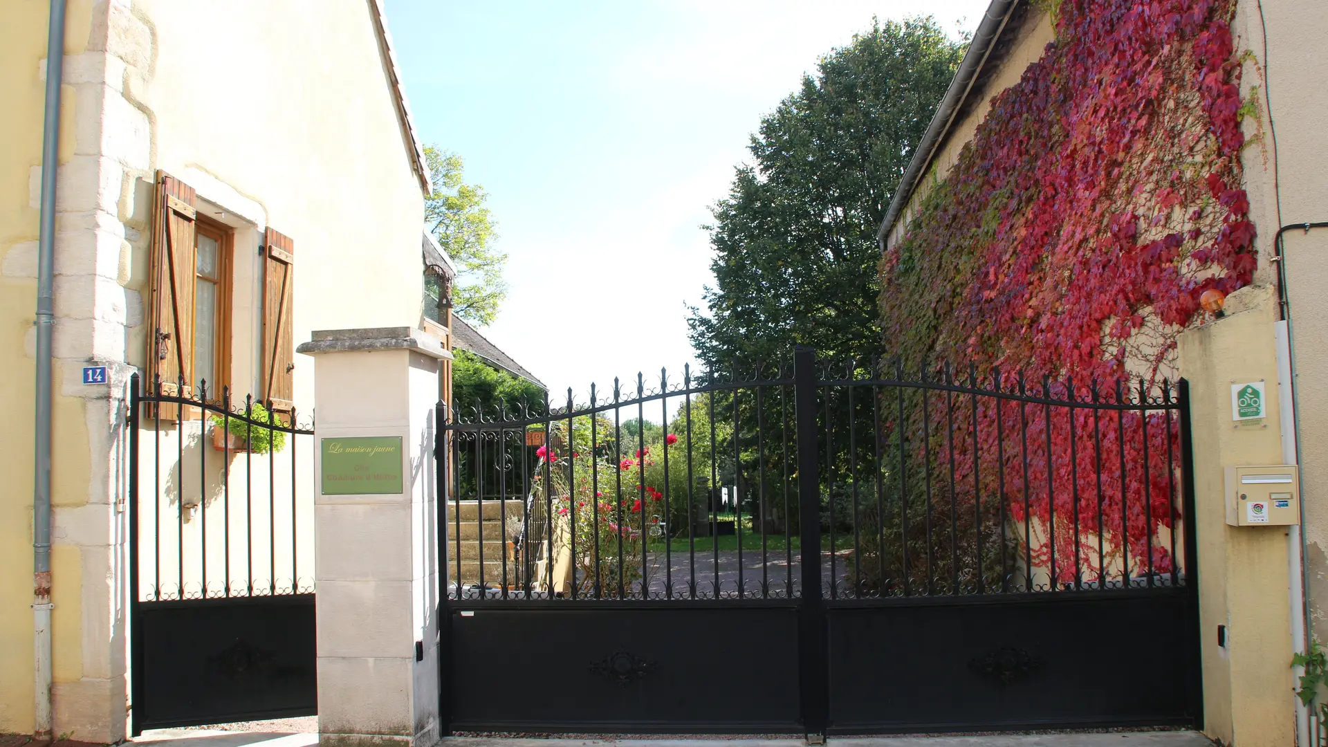 Bienvenus à la maison jaune, parking dans la cour fermée