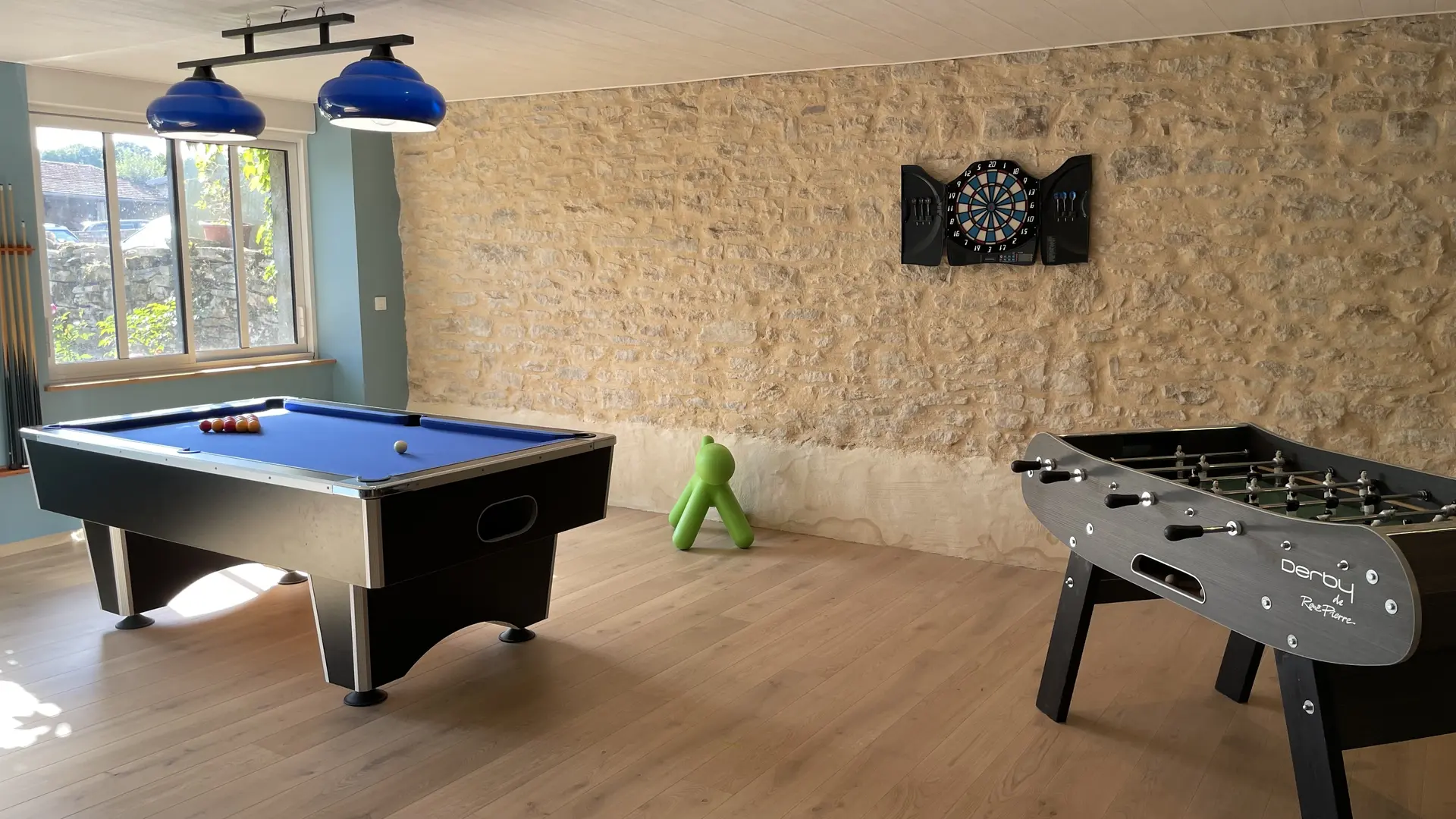 Salle à manger: billard,baby foot et fléchettes