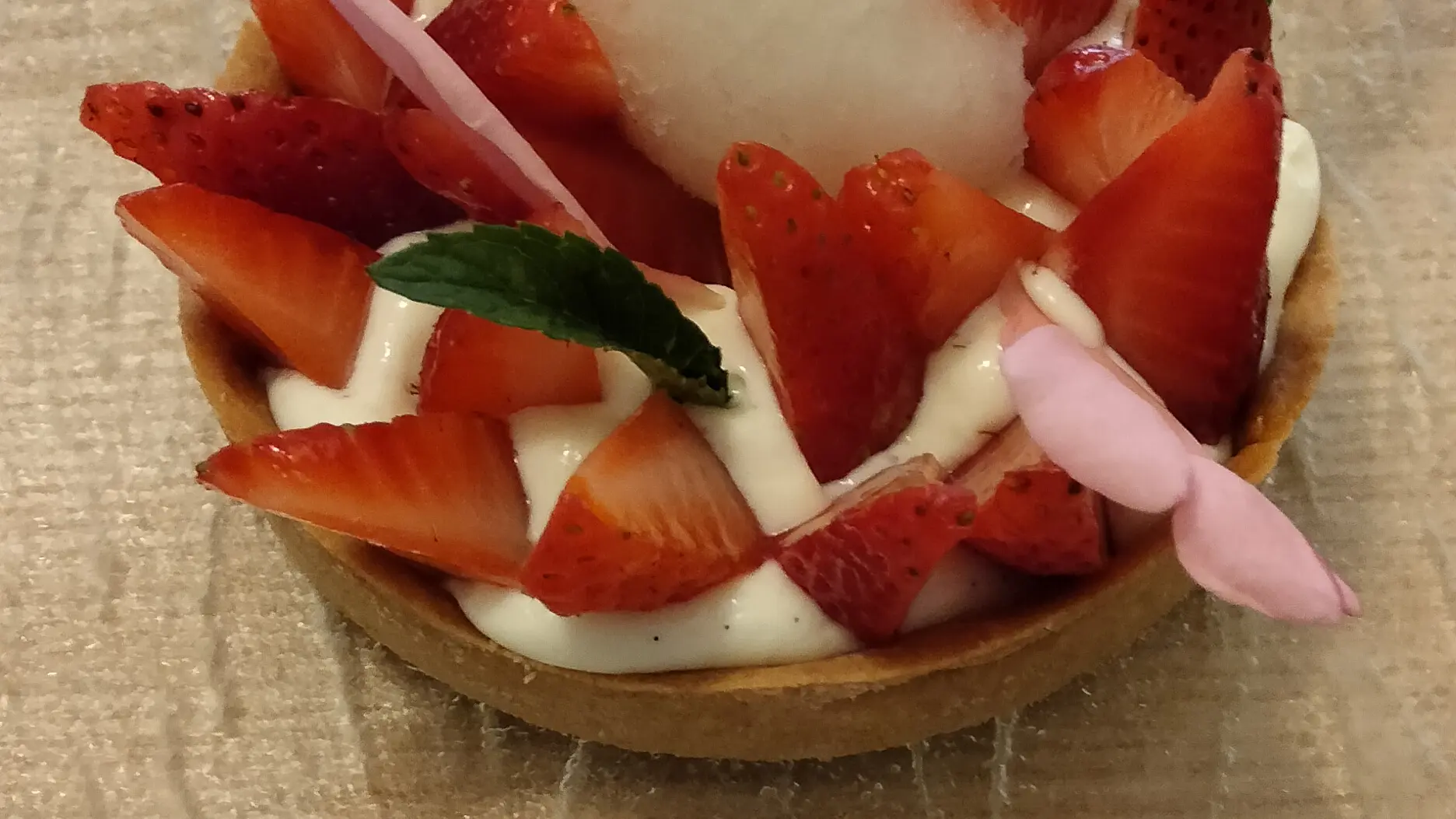 tarte aux fraises, crème diplomate et sorbet au thym - Restaurant Noyo