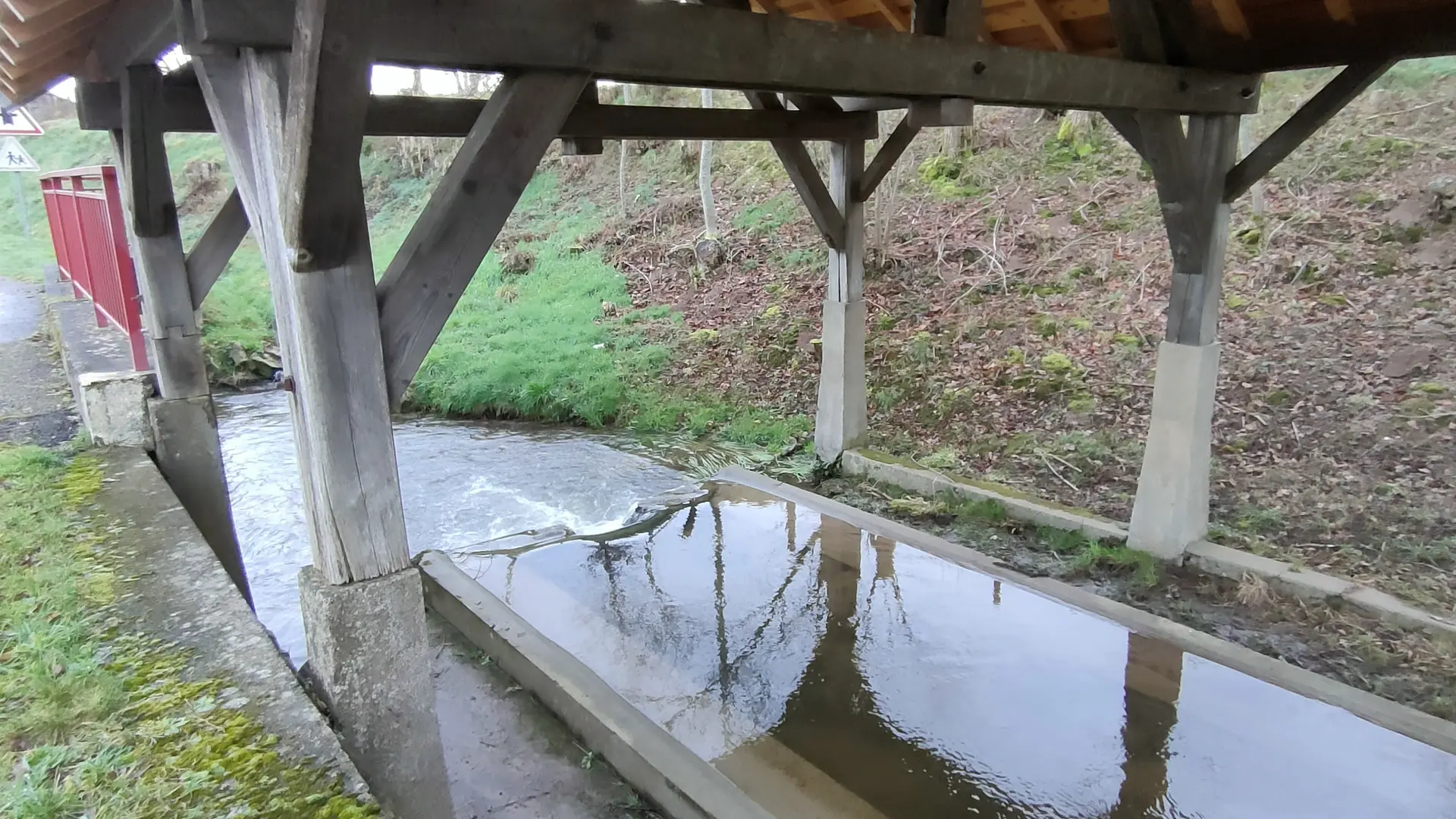 A voir dans les environs : le lavoir à Esboz