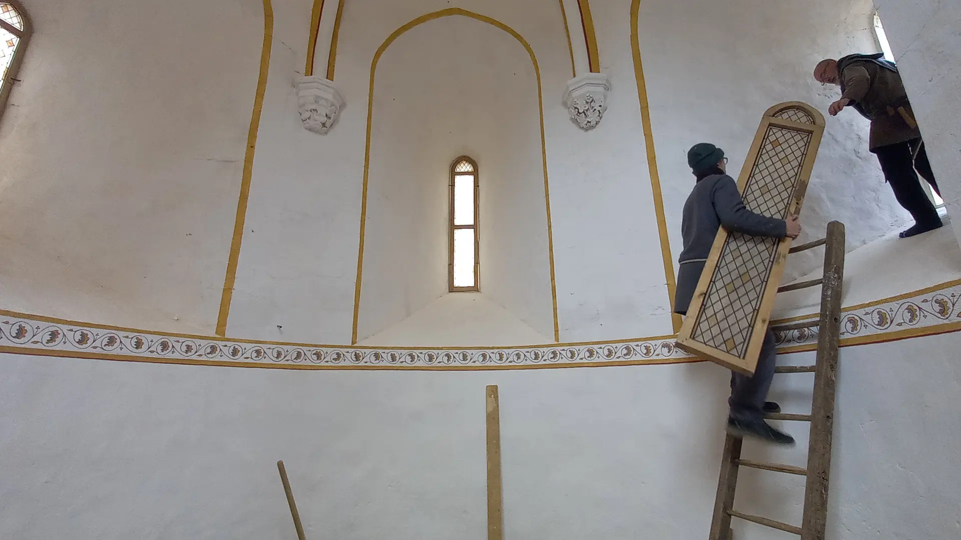 Installation d'une fenêtre en toile peinte dans la chapelle