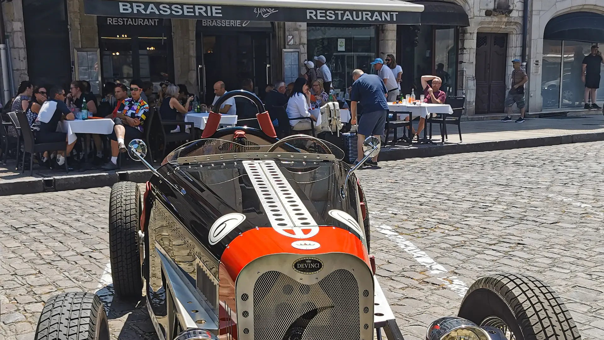 OTBEAUNE_Voiture ancienne et Terrasse Brasserie Le Monge