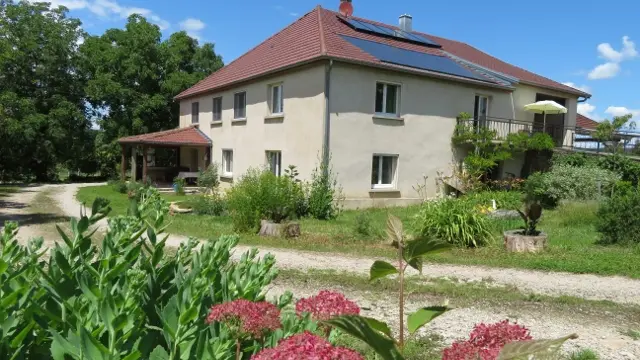 Maison vue du jardin- Ô prés d'ici