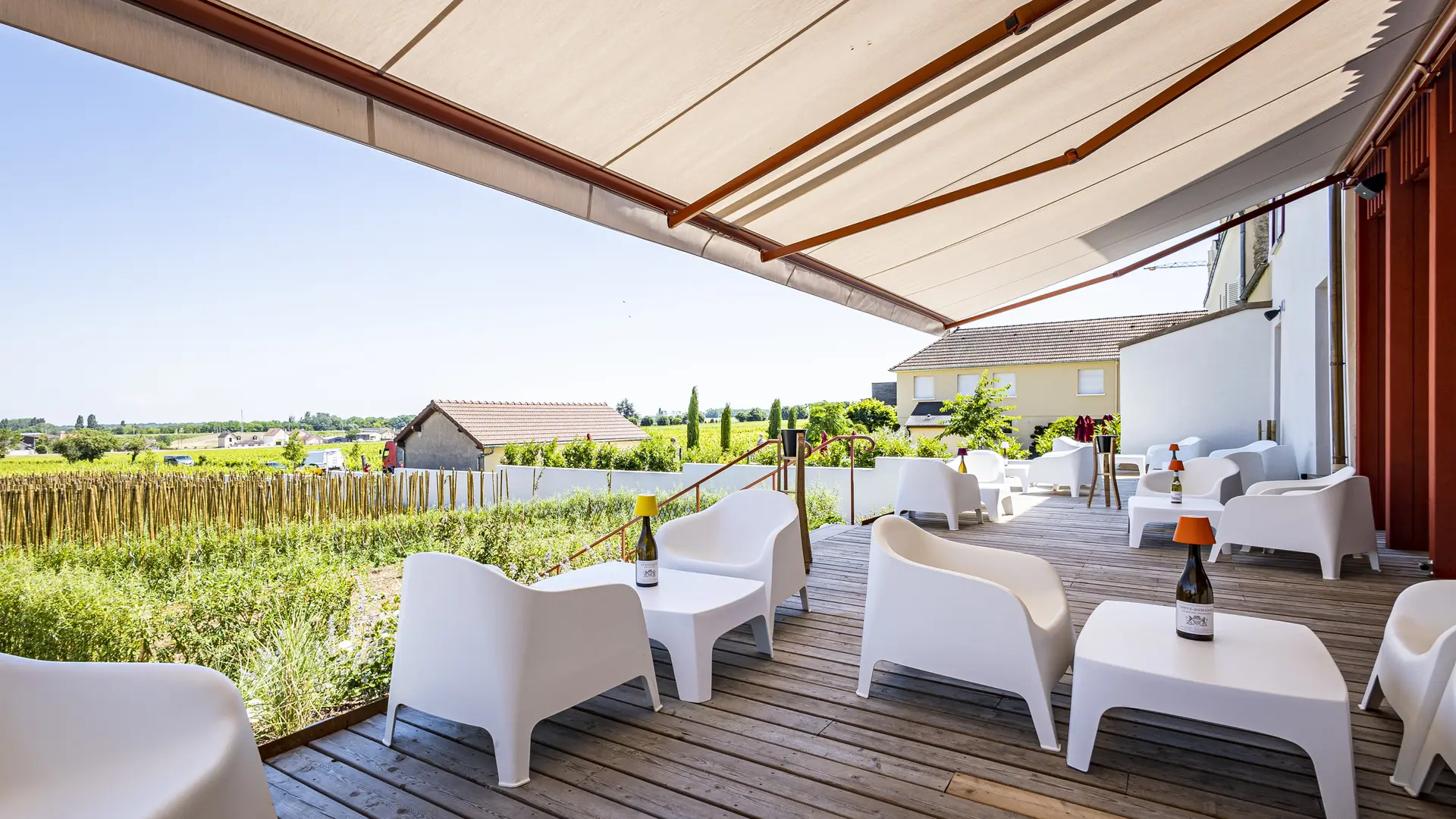 Notre terrasse avec vue sur les vignes de Vosne-Romanée