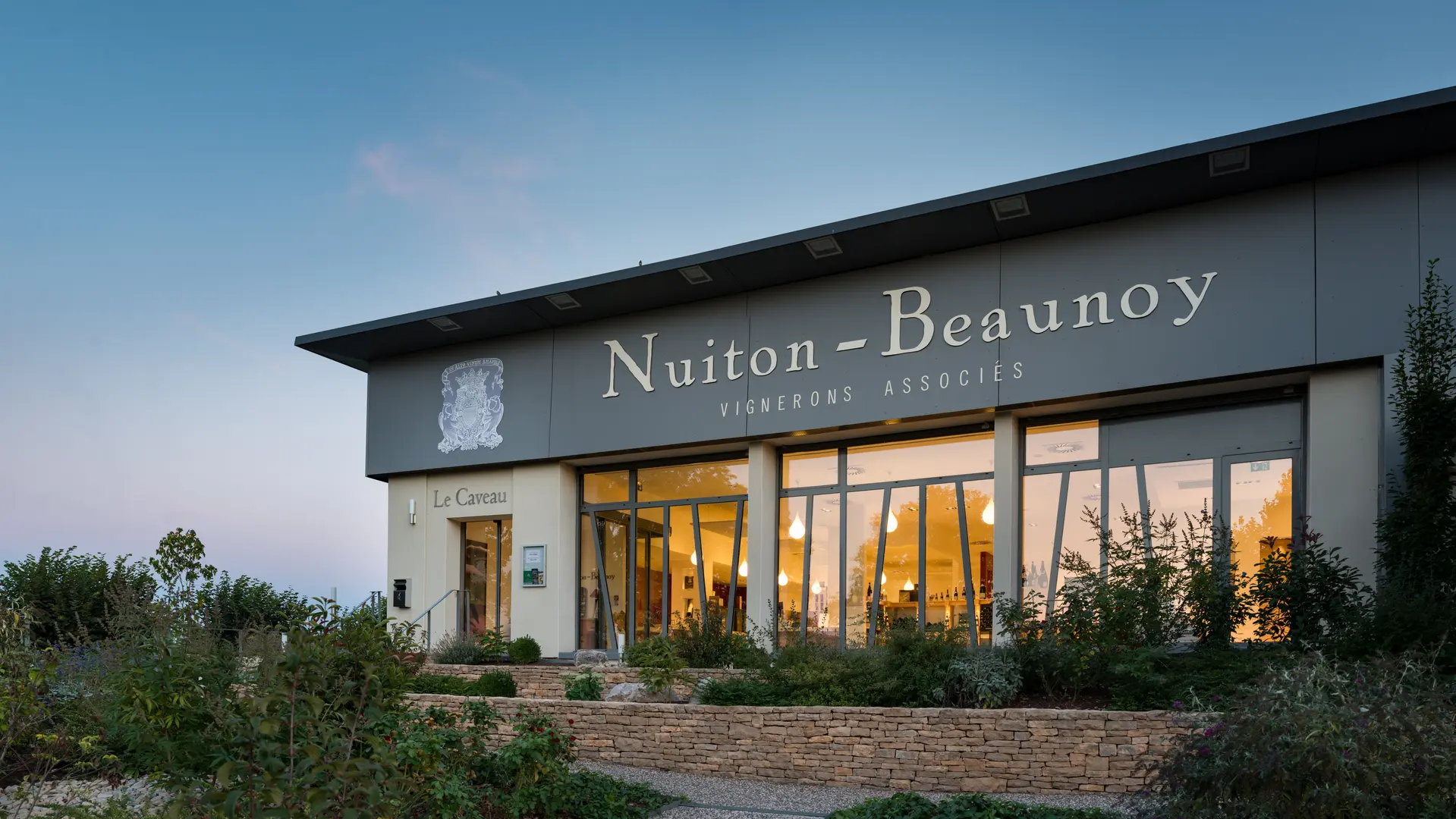 Le Caveau Nuiton-Beaunoy au crépuscule