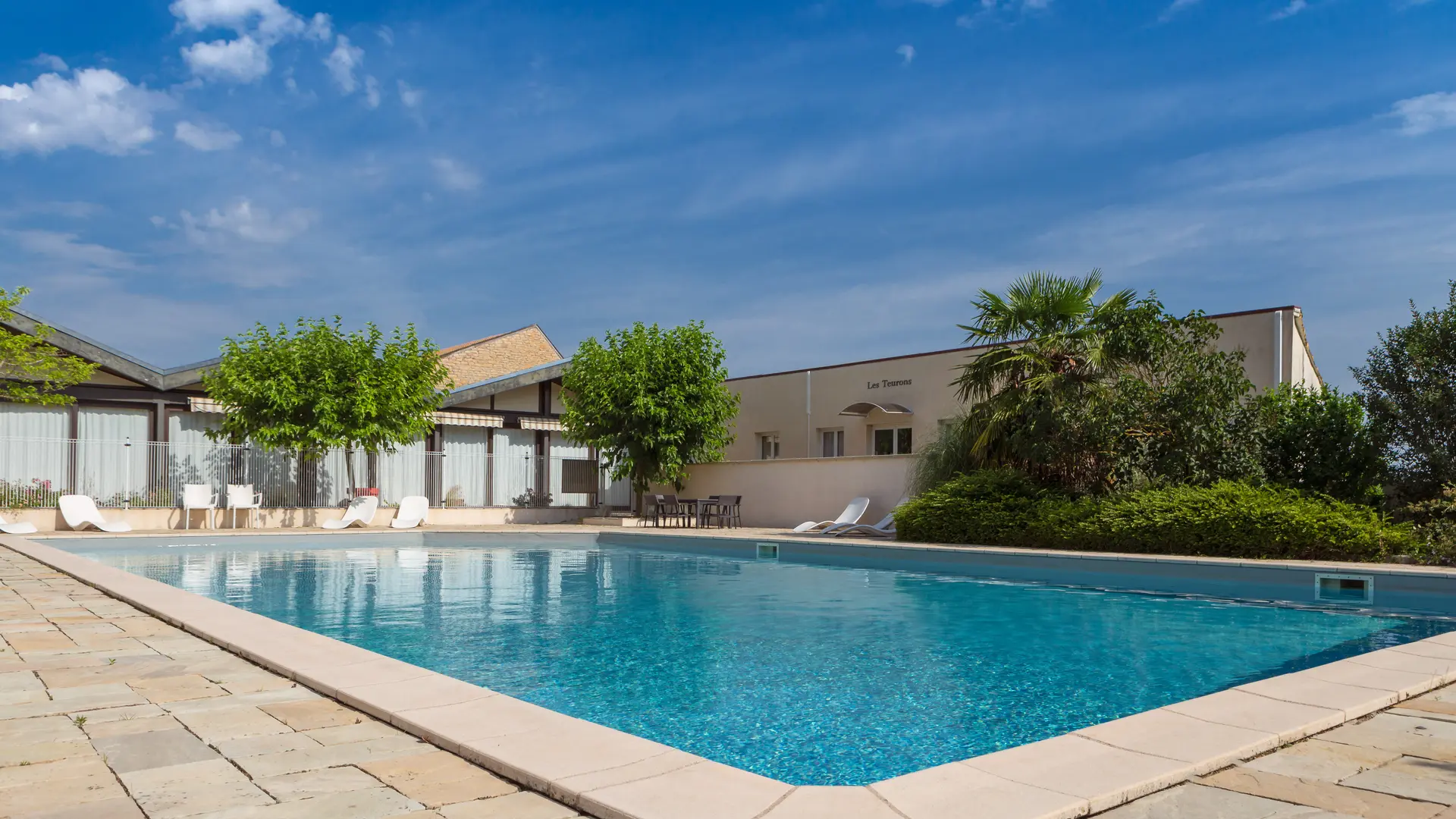 Piscine extérieure Hôtel Le Panorama Beaune