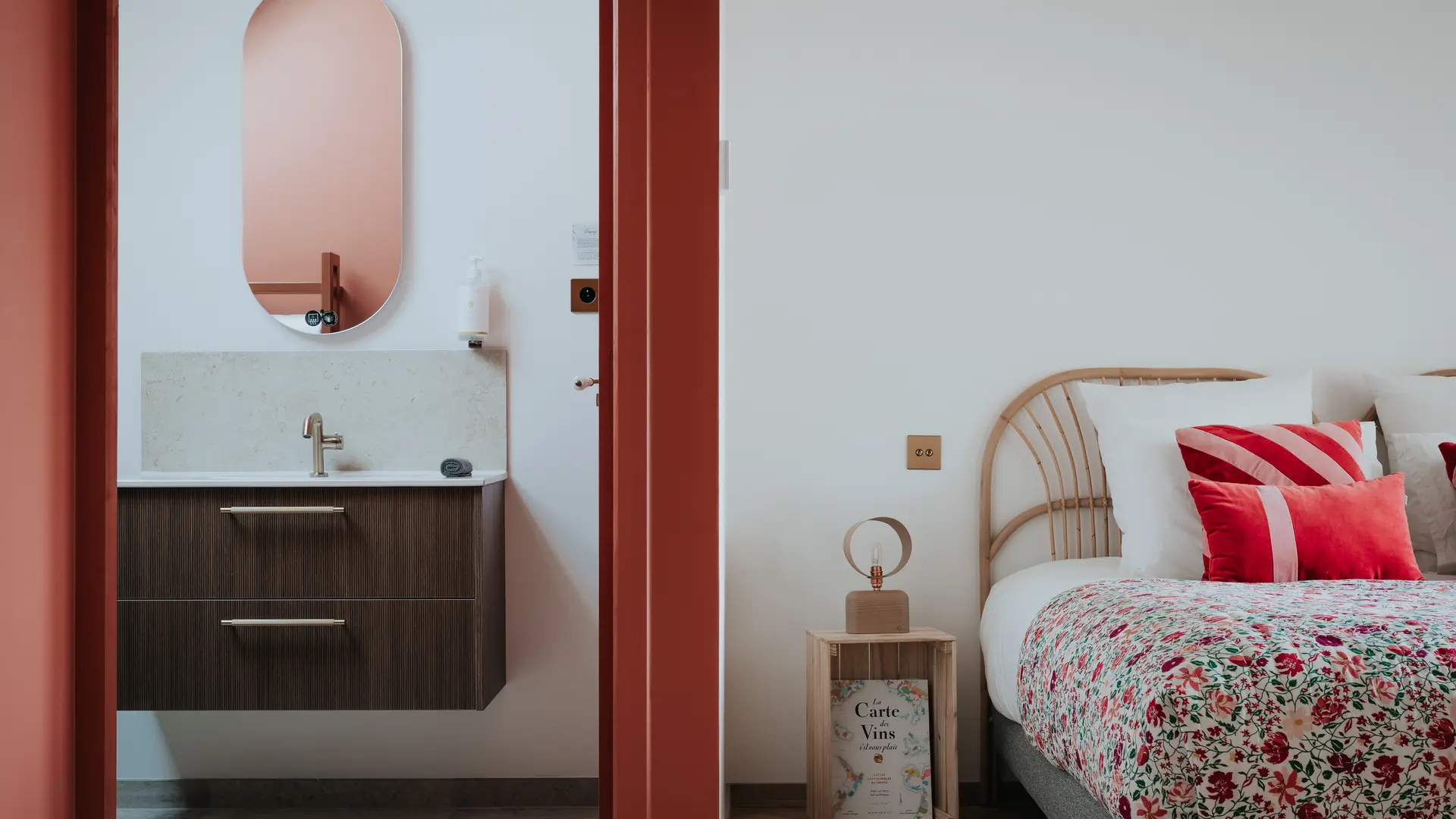 Les Grands Chaillots plan large avec chambre et salle de bain (c) Lorène Creuzot