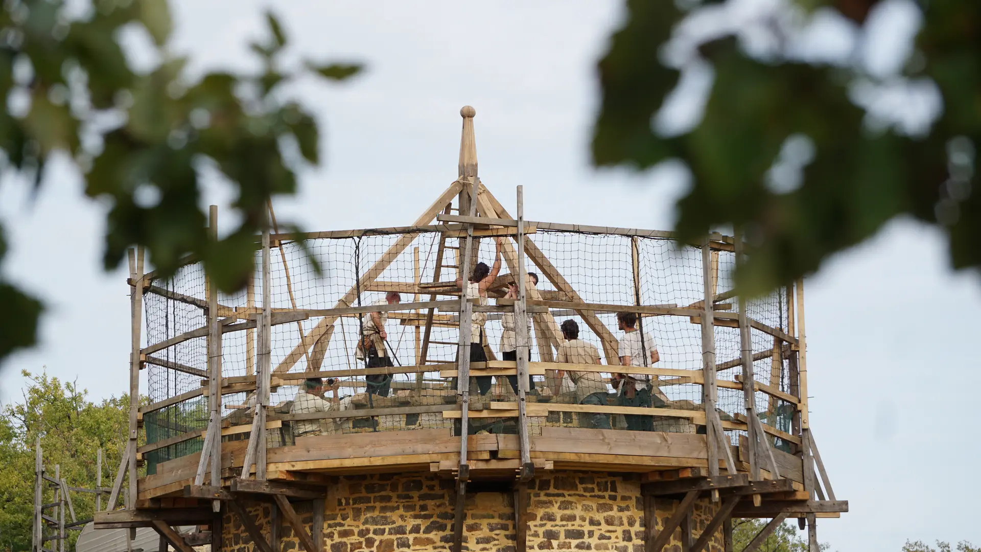 Les charpentiers lèvent les premières fermes de le tour du pigeonnier, octobre 2022 ©Guédelon