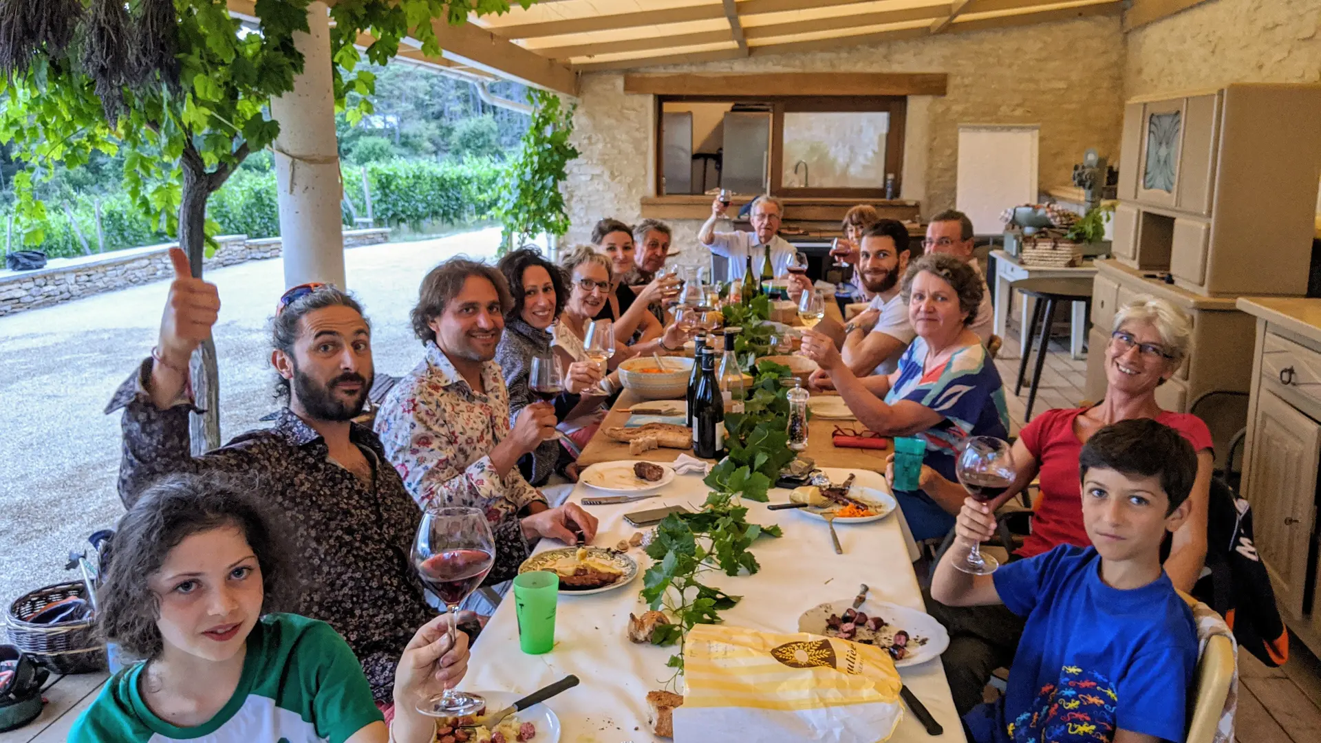 Repas de famille sur le Clos, avec les légumes bio du potager.