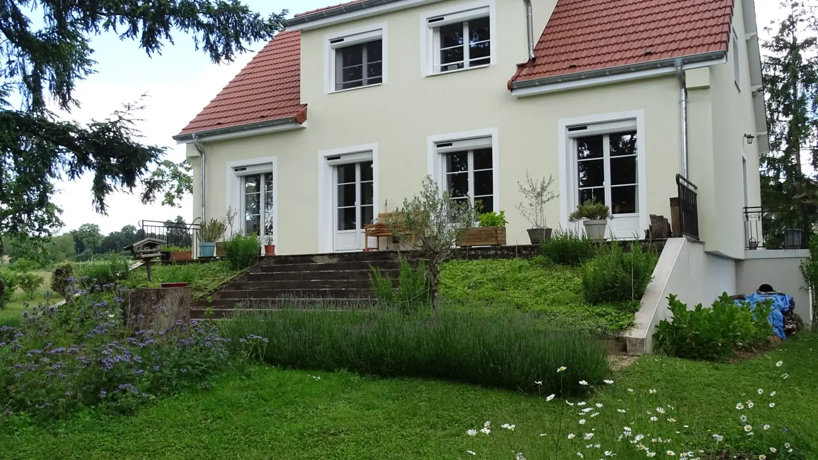 Maison côté jardin