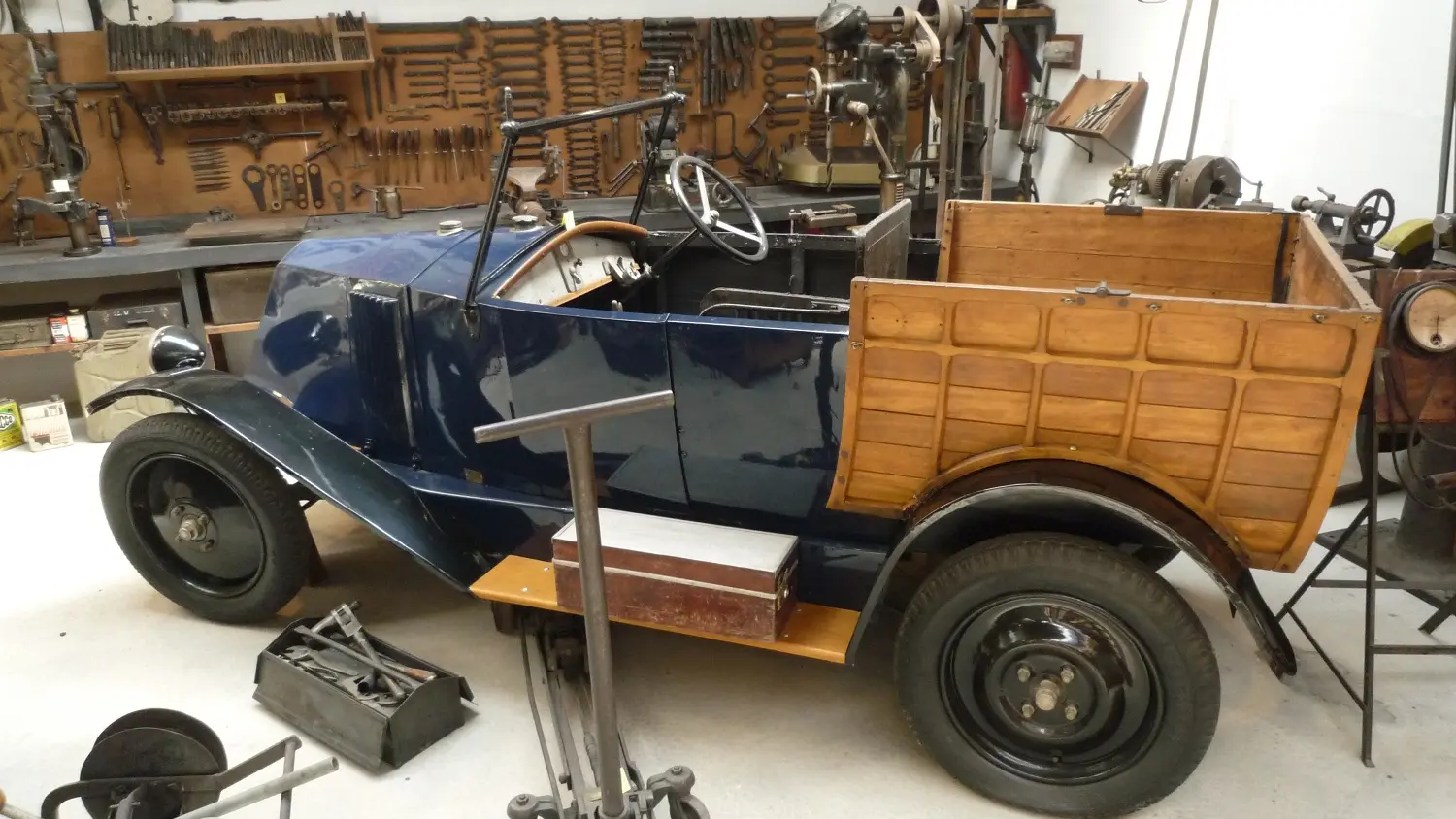 Musée départemental des Arts & Techniques - La voiture du boulanger