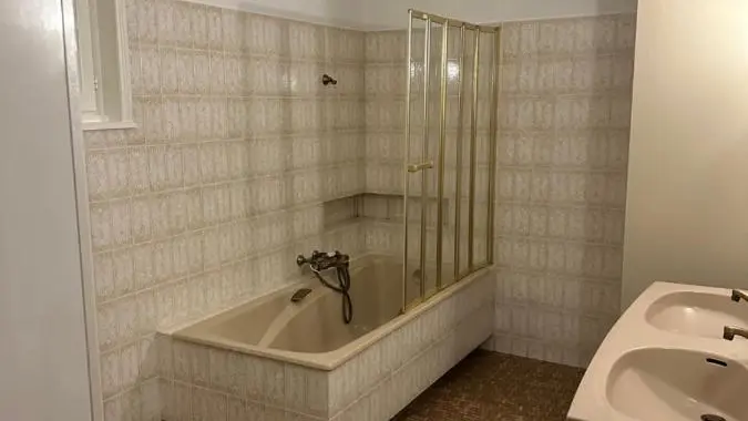 SDB 1 côté baignoire