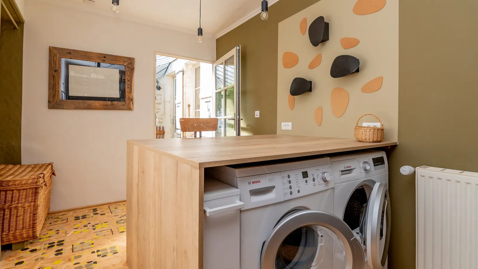 Buanderie avec machine à laver et sèche linge