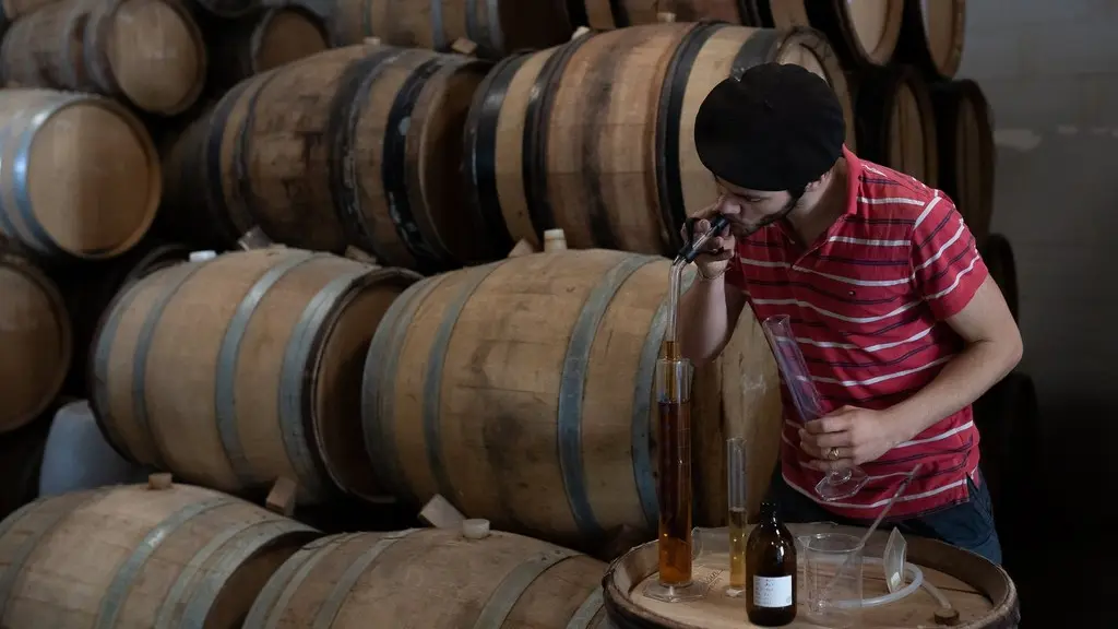 Travail d'assemblage des eaux-de-vies élevées en fût de chêne