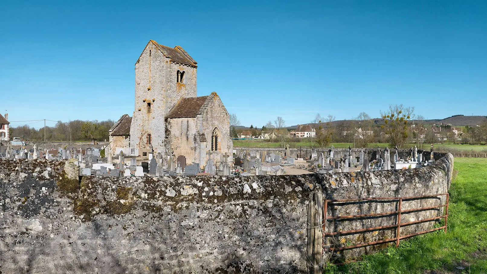 Saint Bérain sur Dheune - Ancienne église devenue chapelle du cimetière - photo canauxdebourgogne