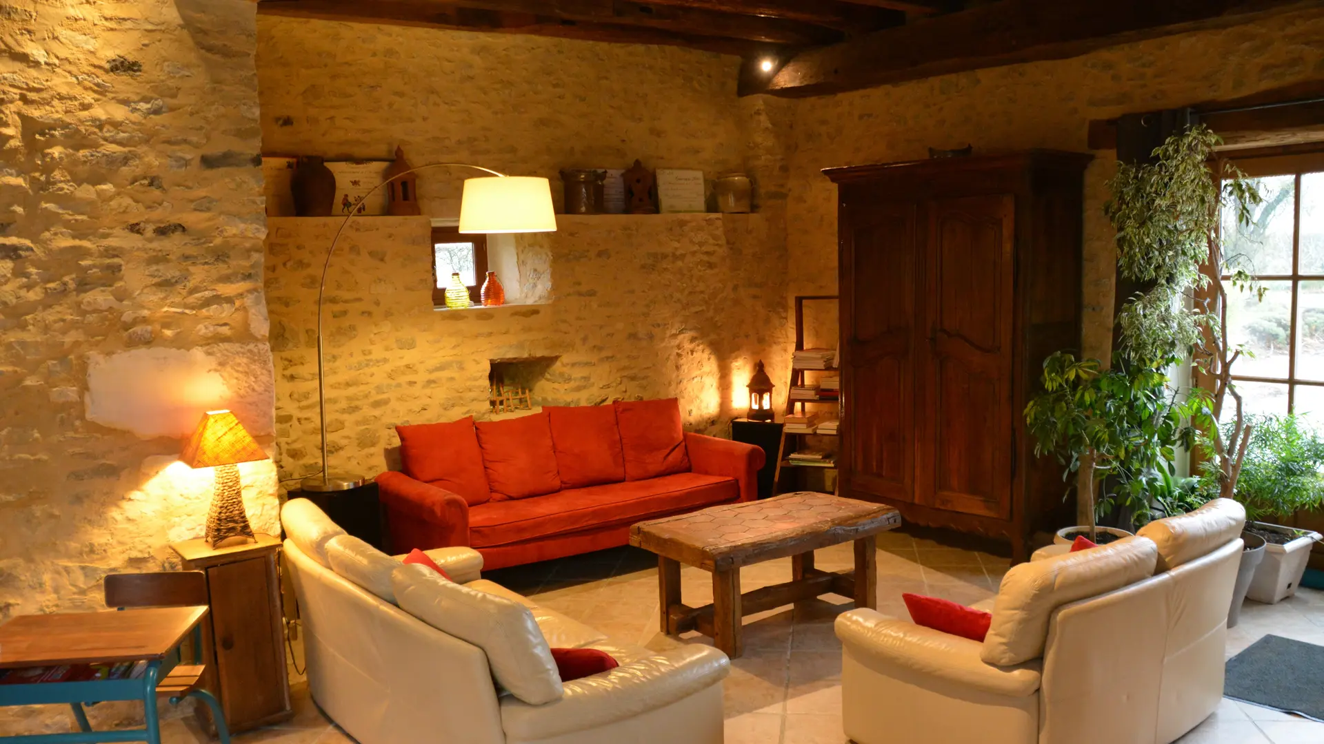 Salon annexe des Granges du Château de Ribourdin - Gîte Piscine et Spa en Puisaye