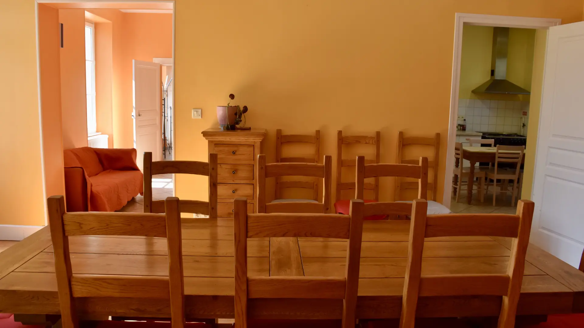 Salle à manger, vue sur cuisine et couloir-min