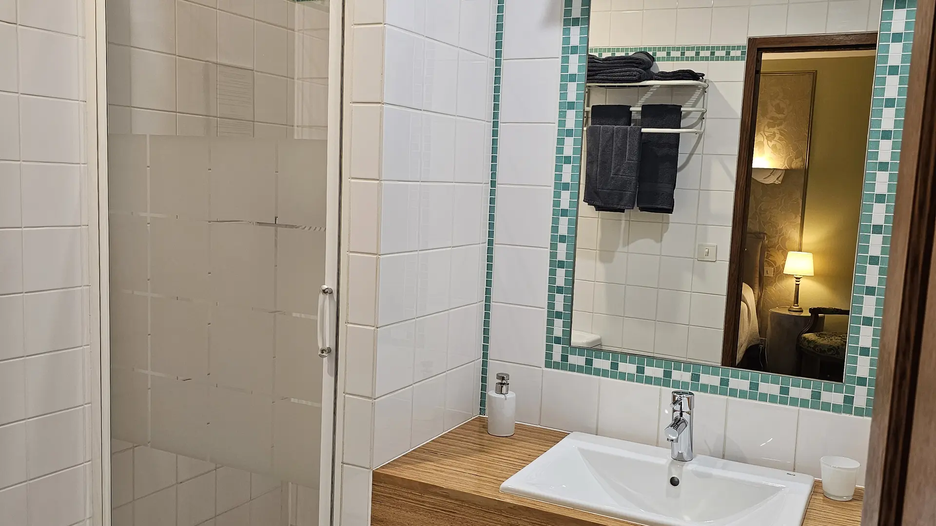 Salle de Bain avec douche des Granges du Château de Ribourdin - Gîte en Bourgogne
