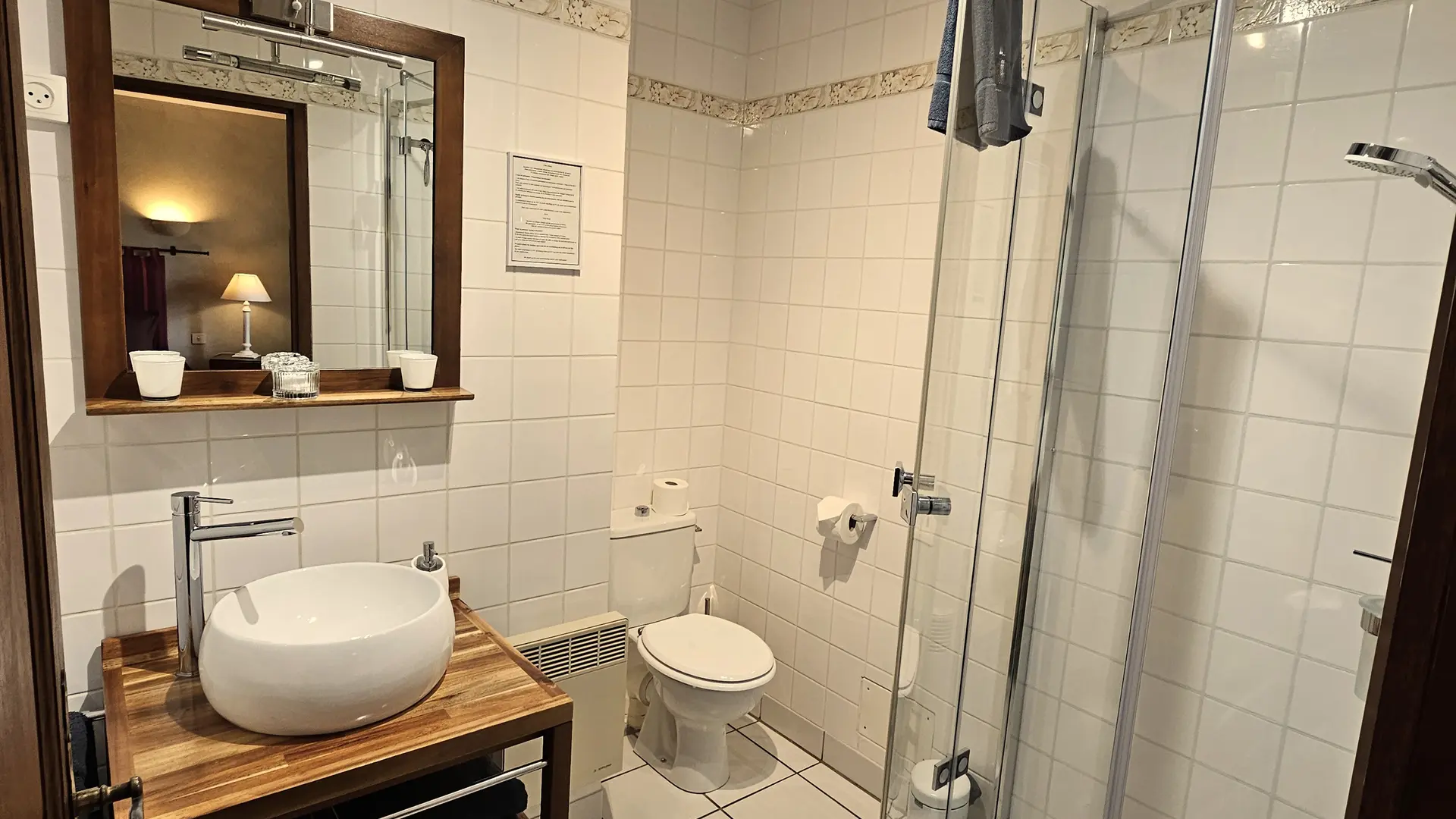 Salle de Bain avec douche des Granges du Château de Ribourdin - Gîte en Bourgogne