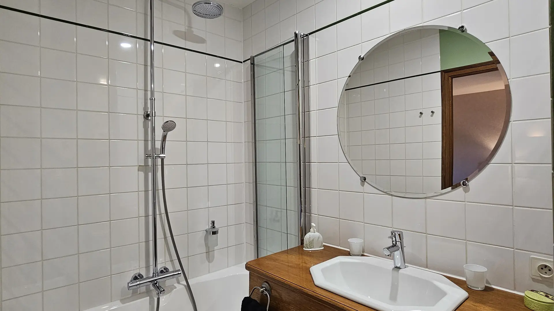 Salle de Bain/douche avec douche des Granges du Château de Ribourdin - Gîte en Bourgogne