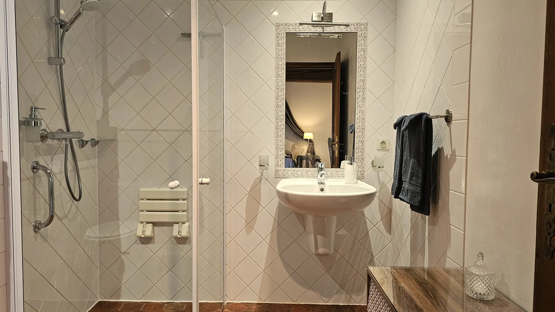 Salle de bain PMR de la chambre du rdc des Granges du Château de Ribourdin