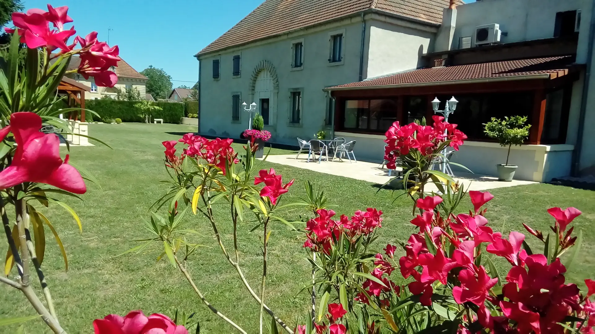 Parc clos et terrasse