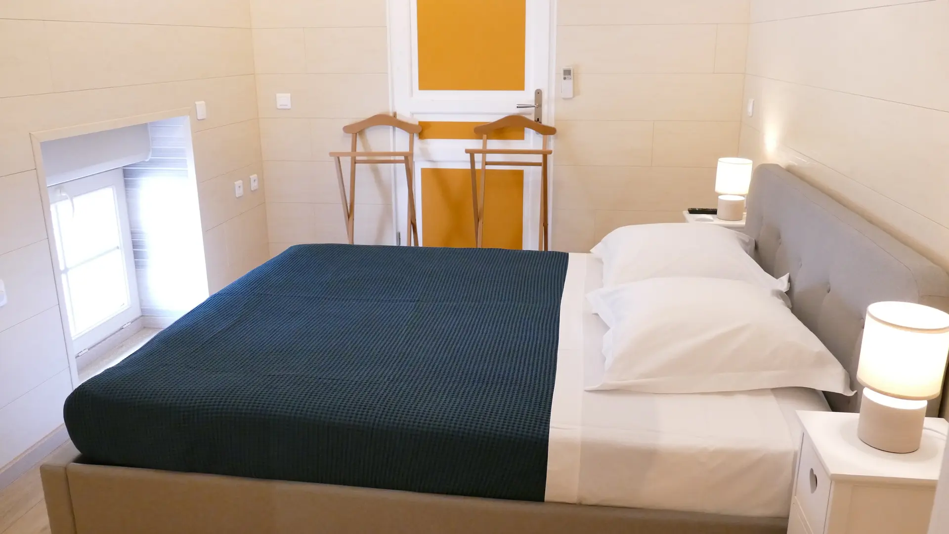 Chambre Pommard - fenêtre - volets roulants - climatisation