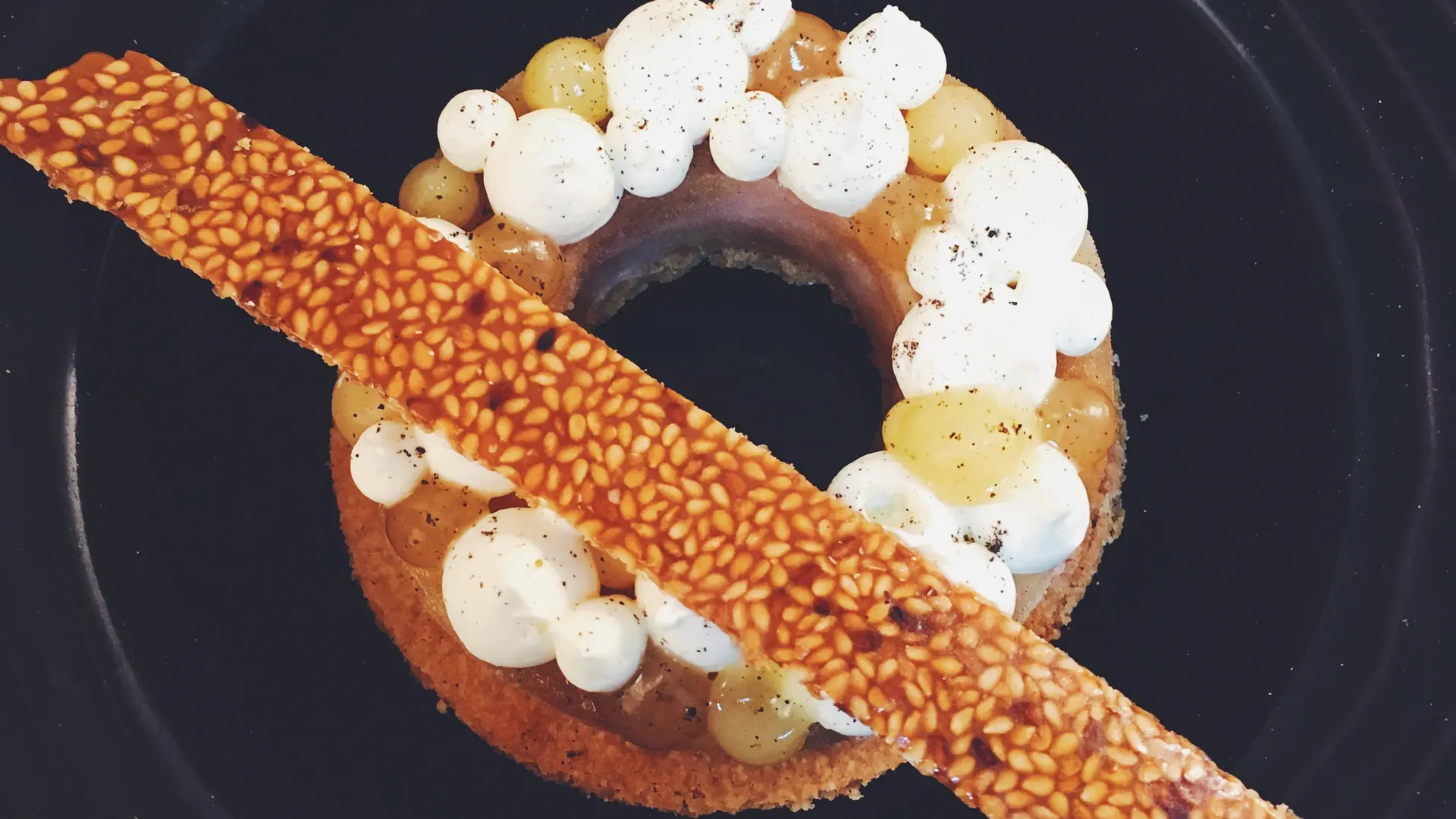 Poire-pochee-au-vin-blanc--ganache-au-gingembre--sable-aux-amandes