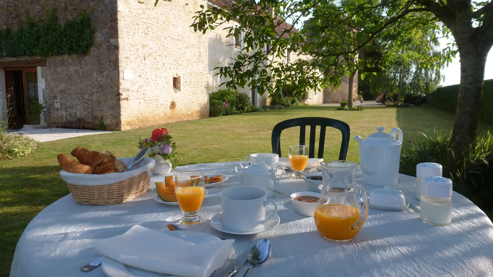 Petits-déjeuner dans le jardin du   Château de Ribourdin