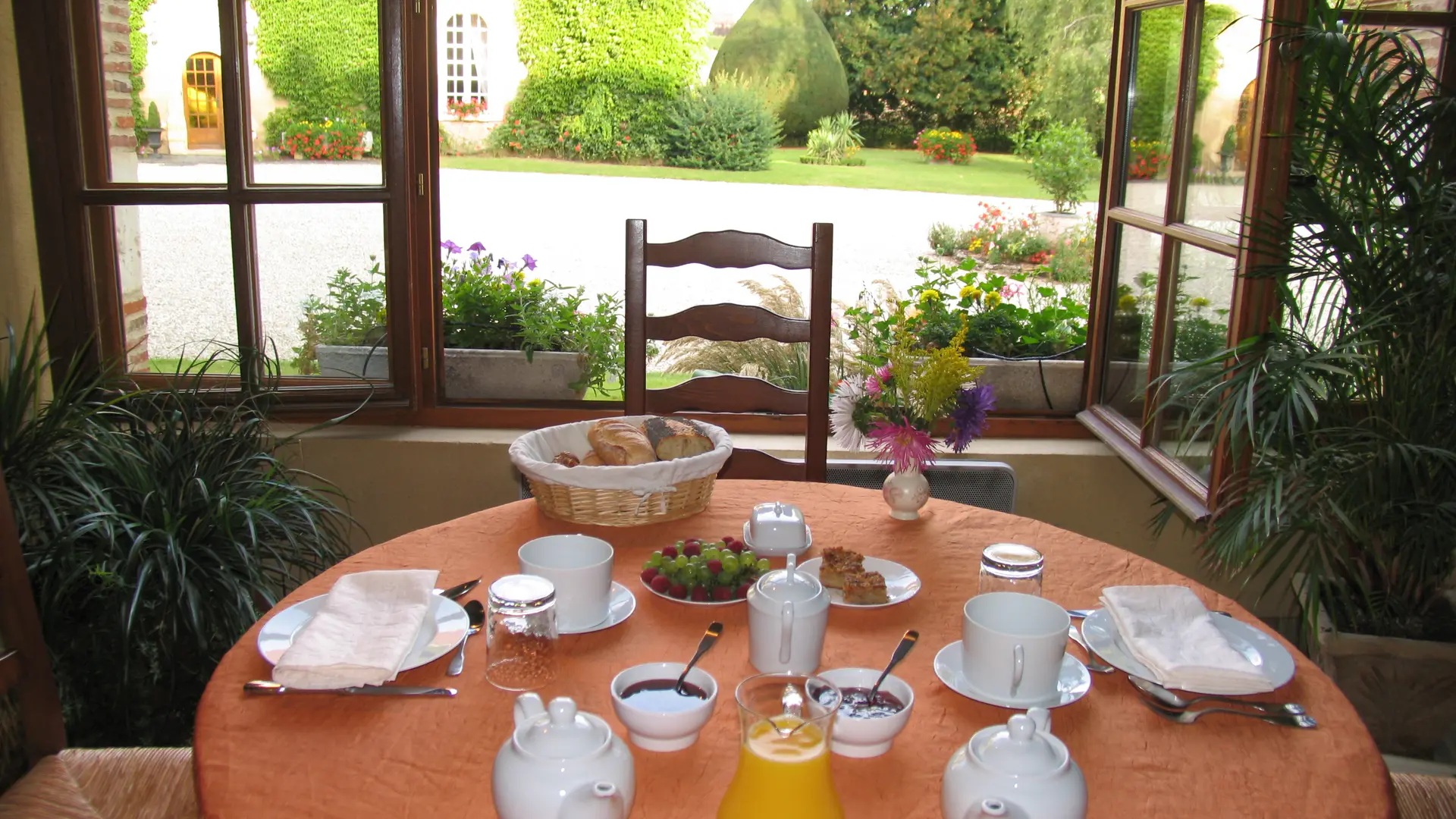 petit-déjeuner chambre hote ribourdin