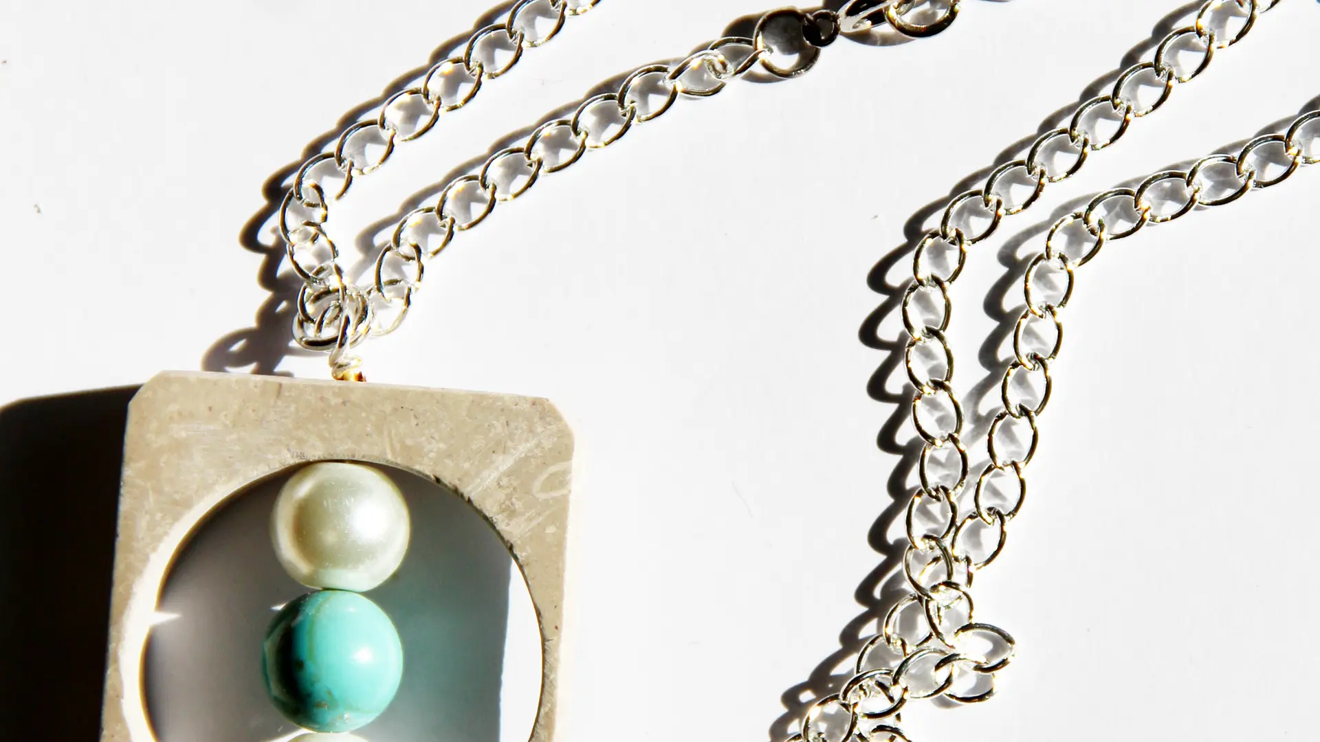 Pendentif-Pierre de Fontaines + perles.