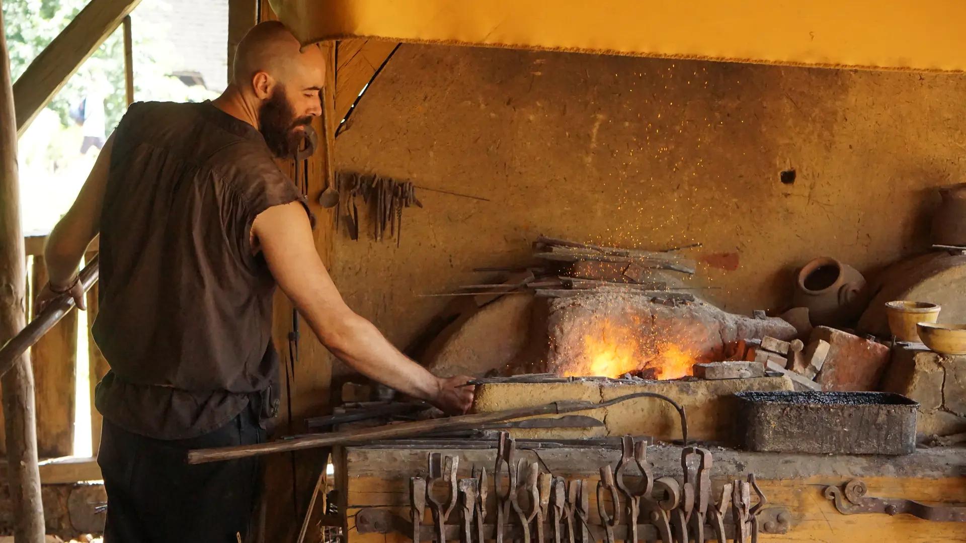 Philippe au travail à la forge