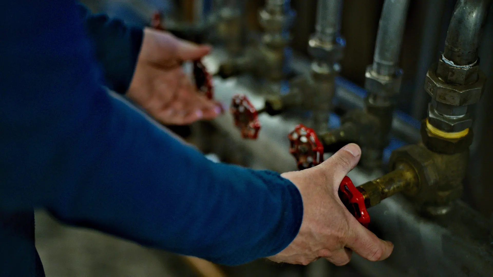 Distillation à la main Artisanale, les molettes signent les batch de distillatio