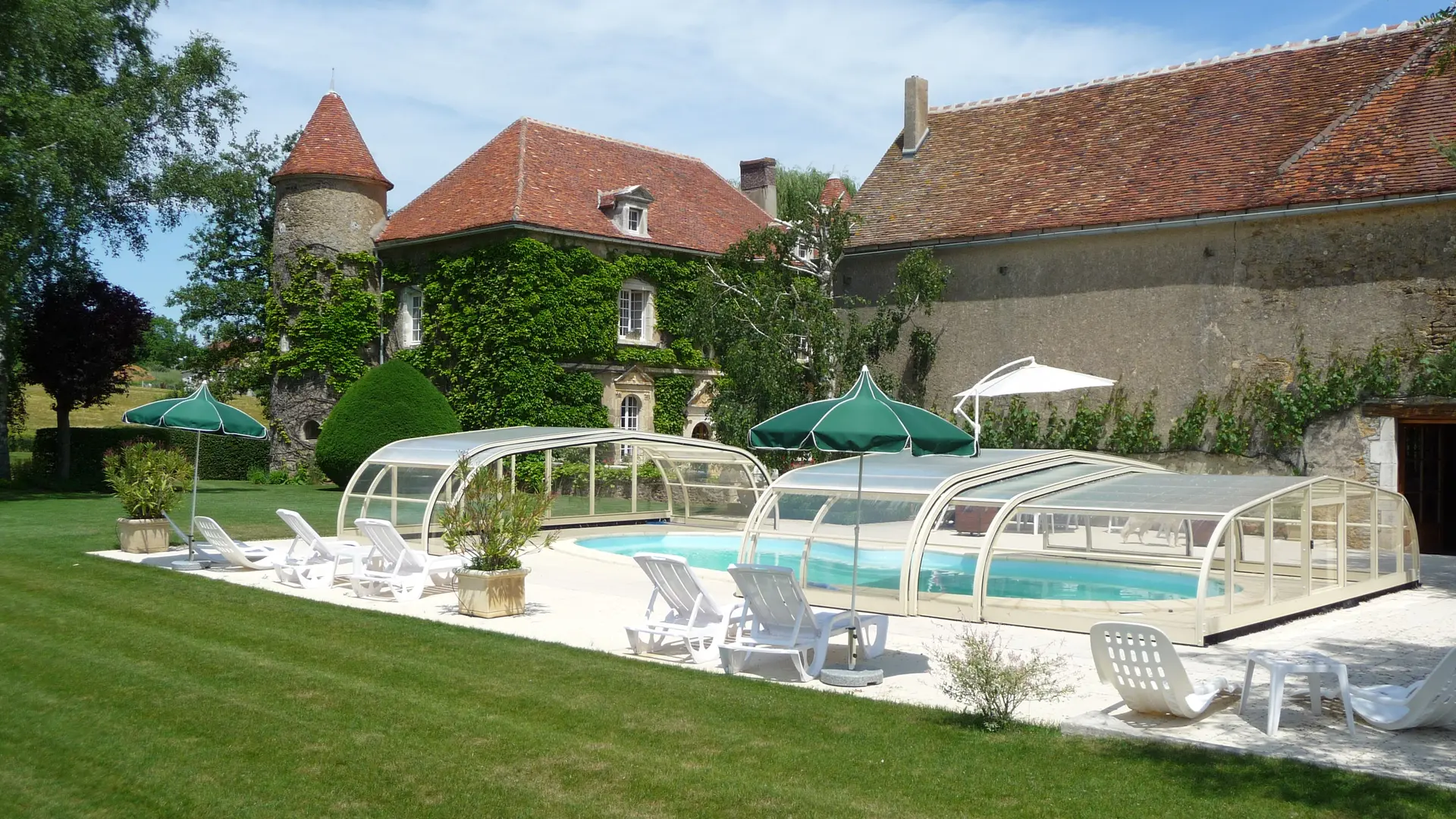 Piscine Château de Ribourdin