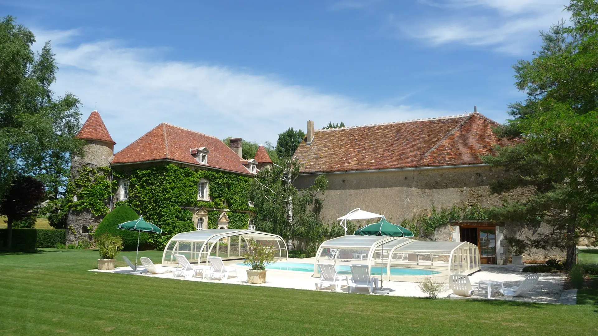 La piscine des chambres d'hôtes de Charme du Château de Ribourdin