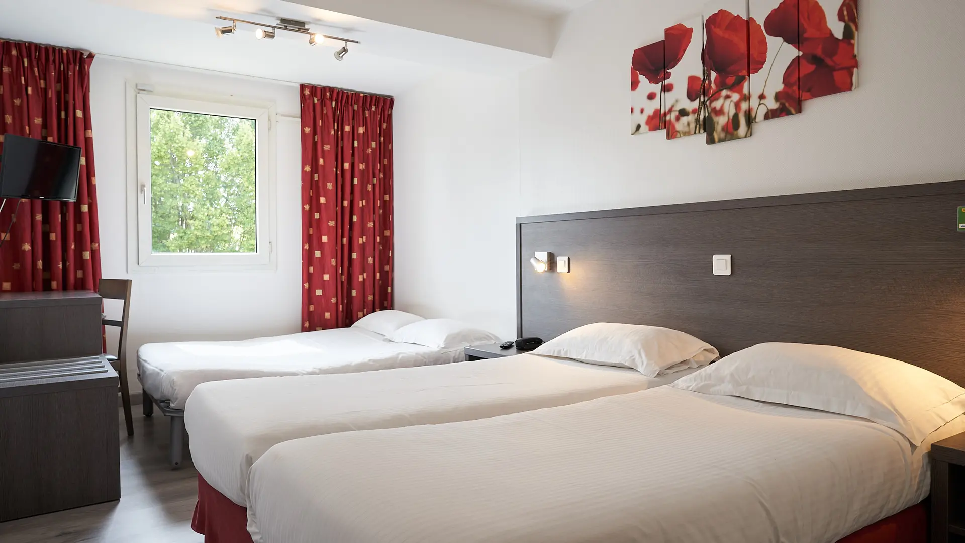 Quadruple 2 lits simple et 1 canapé lit.