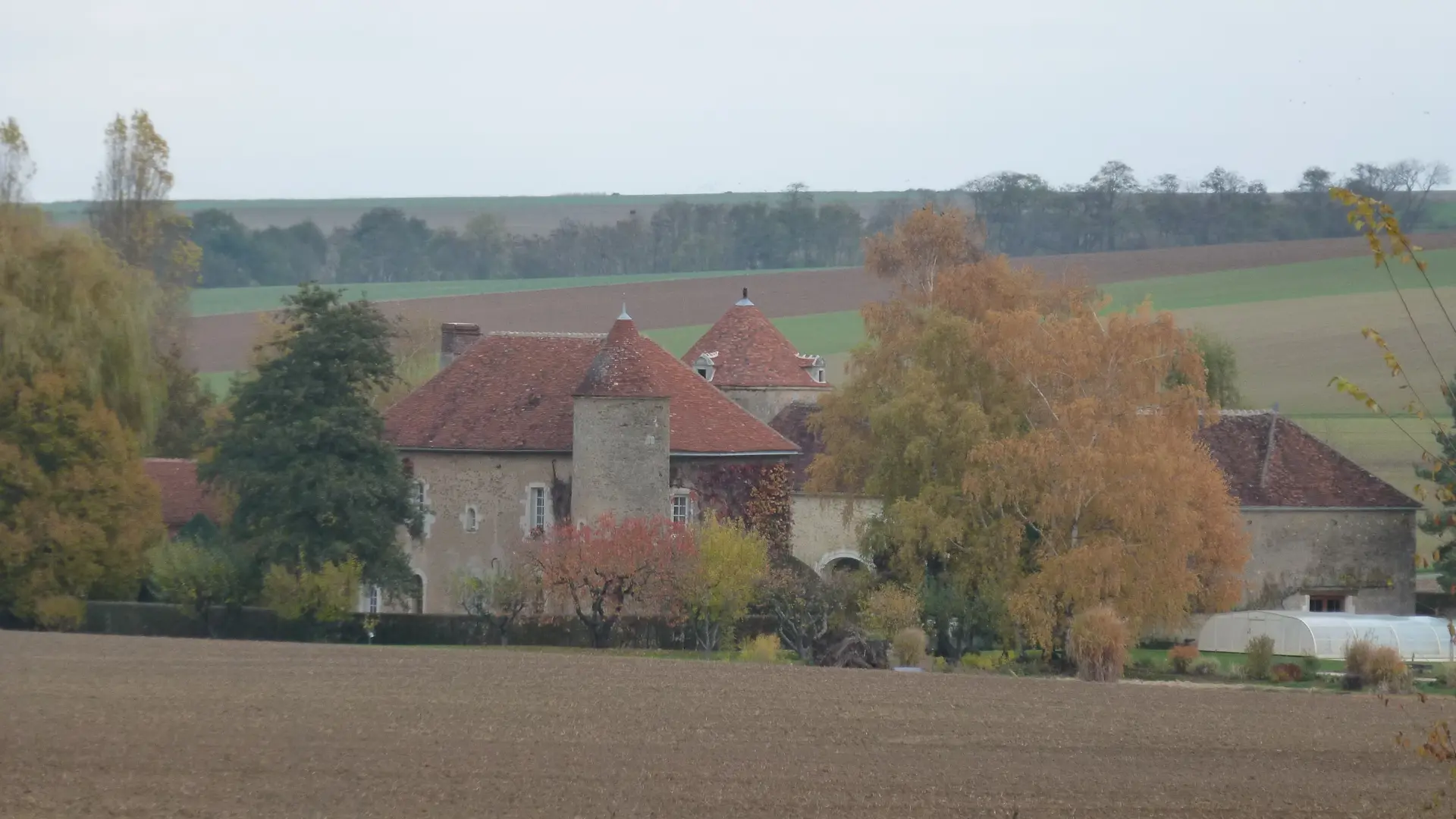 Paysage d'automne au Château de Ribourdin en Bourgogne