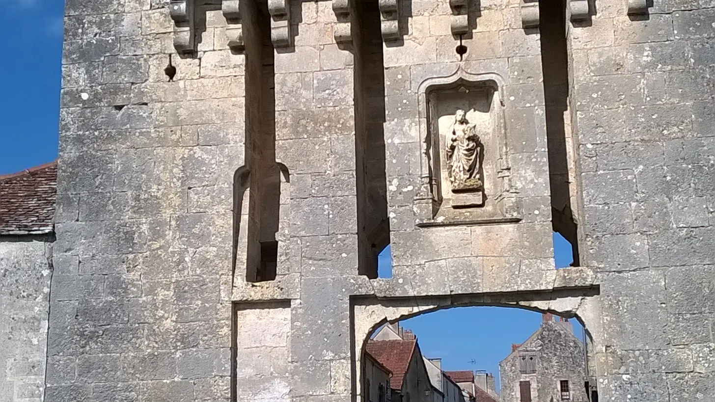 l'entrée de Flavigny sur Ozerain