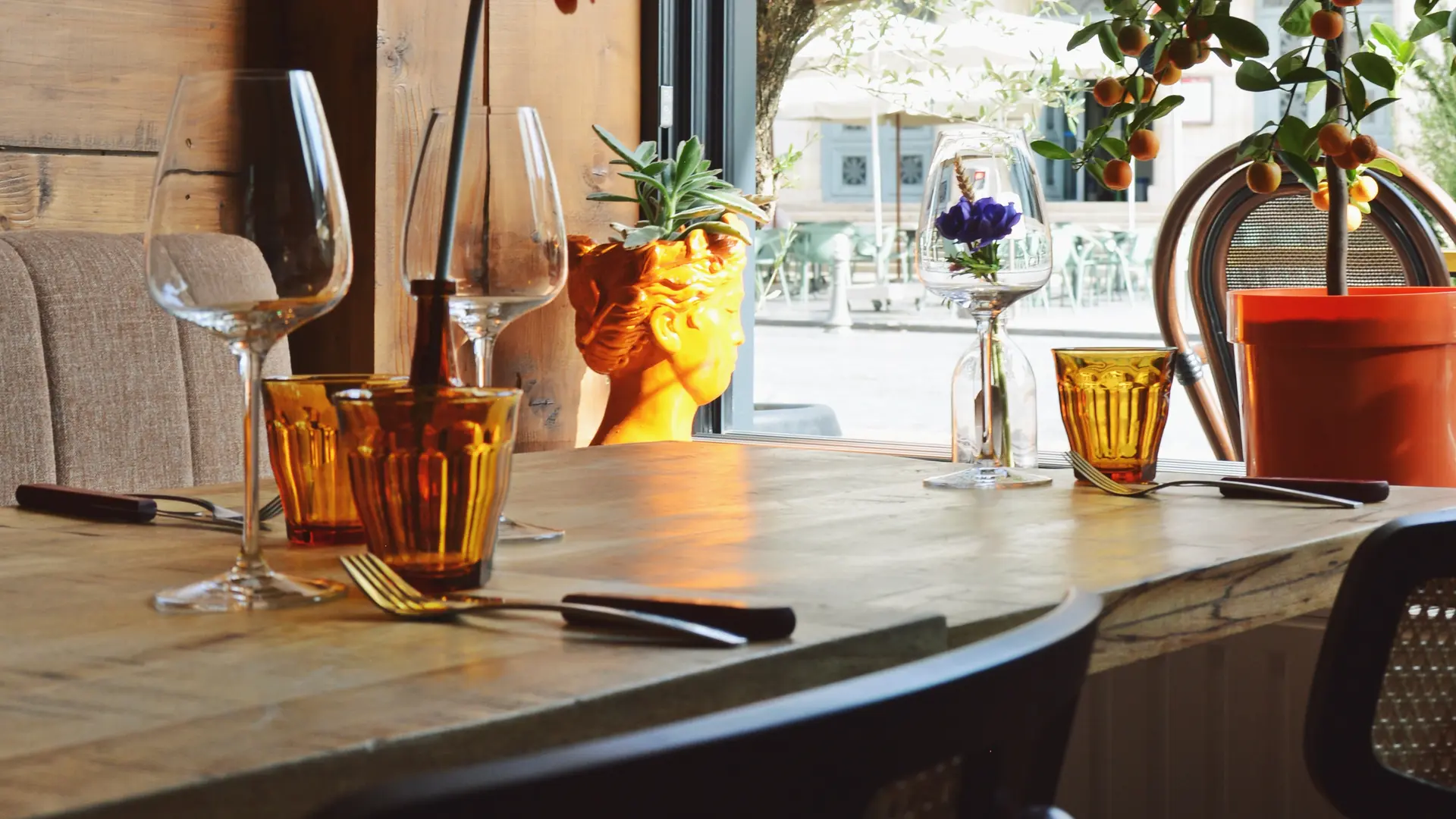 Une de nos tables proche de la verrière, intérieur du restaurant