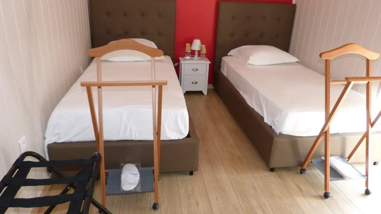 Chambre Volnay-  2 lits 90 x 190 - volets roulants - climatisation - fenêtre