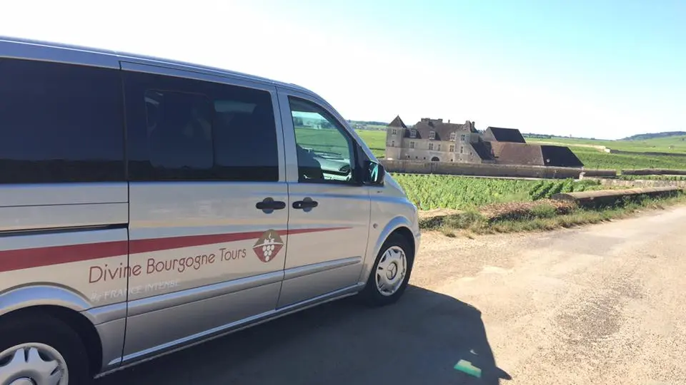 Véhicule Divine Bourgogne Tours face au château du Clos de Vougeot