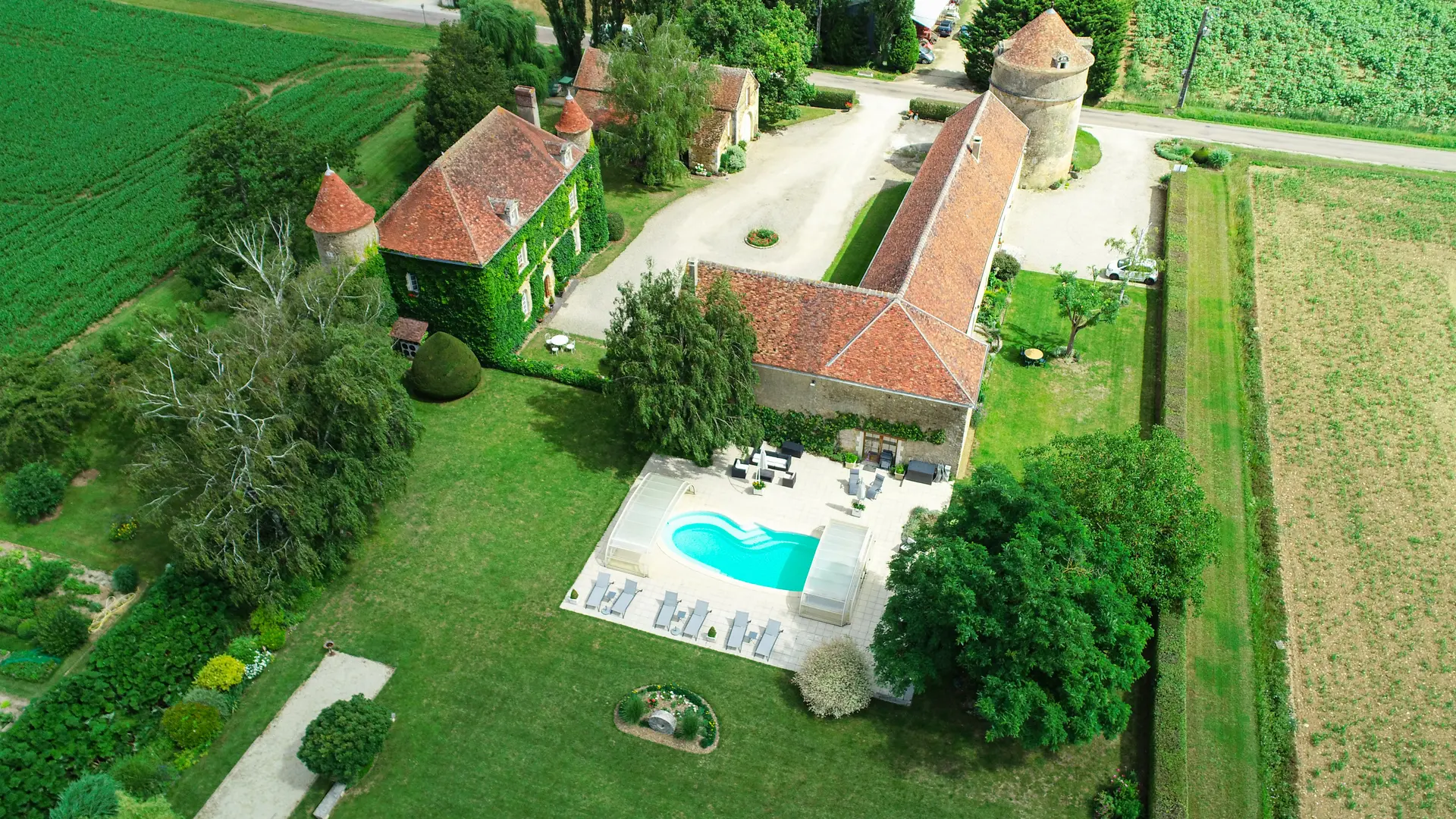 Vue aérienne des Granges du Château de Ribourdin - Gîte de Charme avec Piscine et Spa en Bourgogne