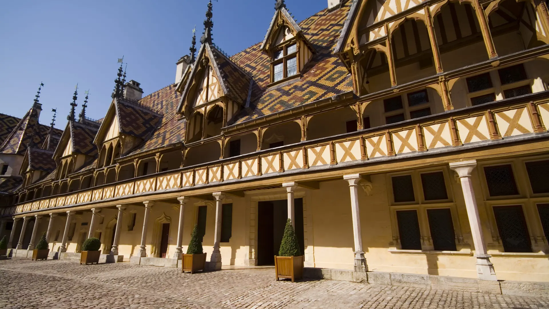 cour-hospices-de-beaune---beaune-tourisme---f-vauban-min_30089439325_o