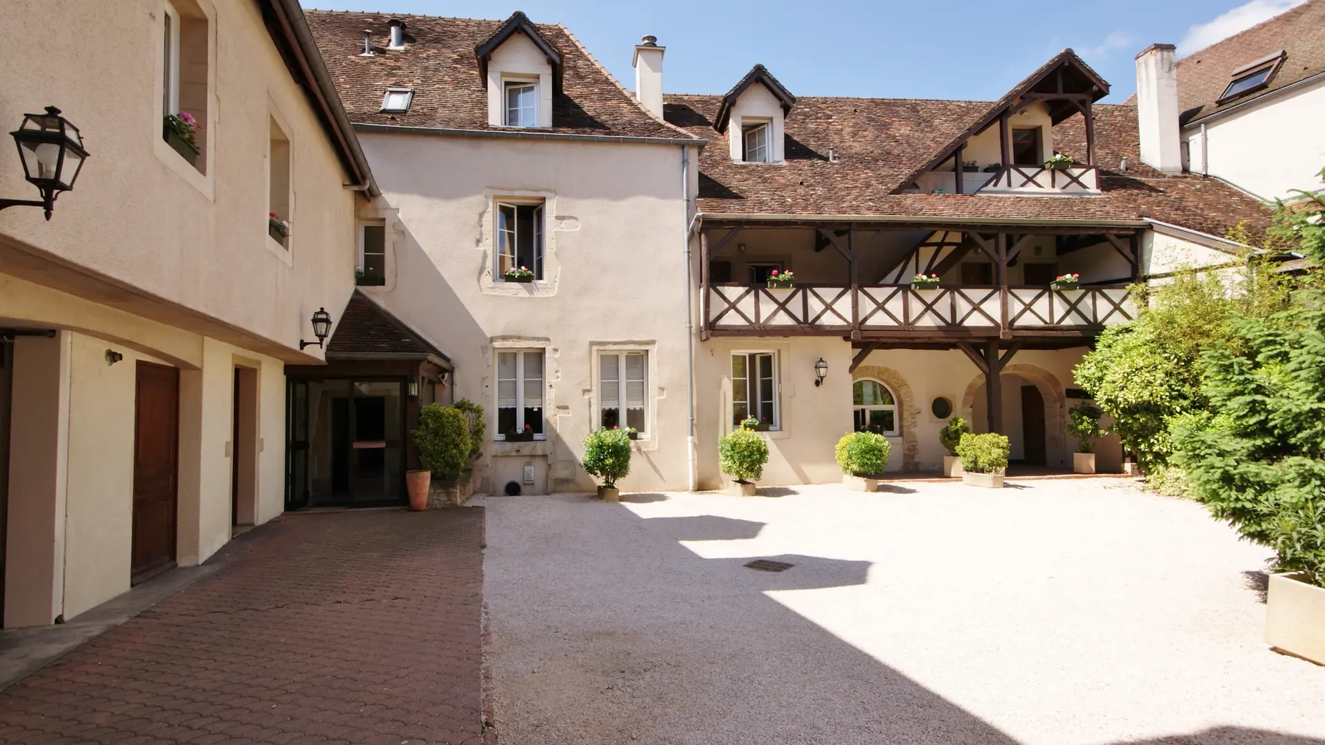 cour-interieure-hotel-wilson-dijon-2