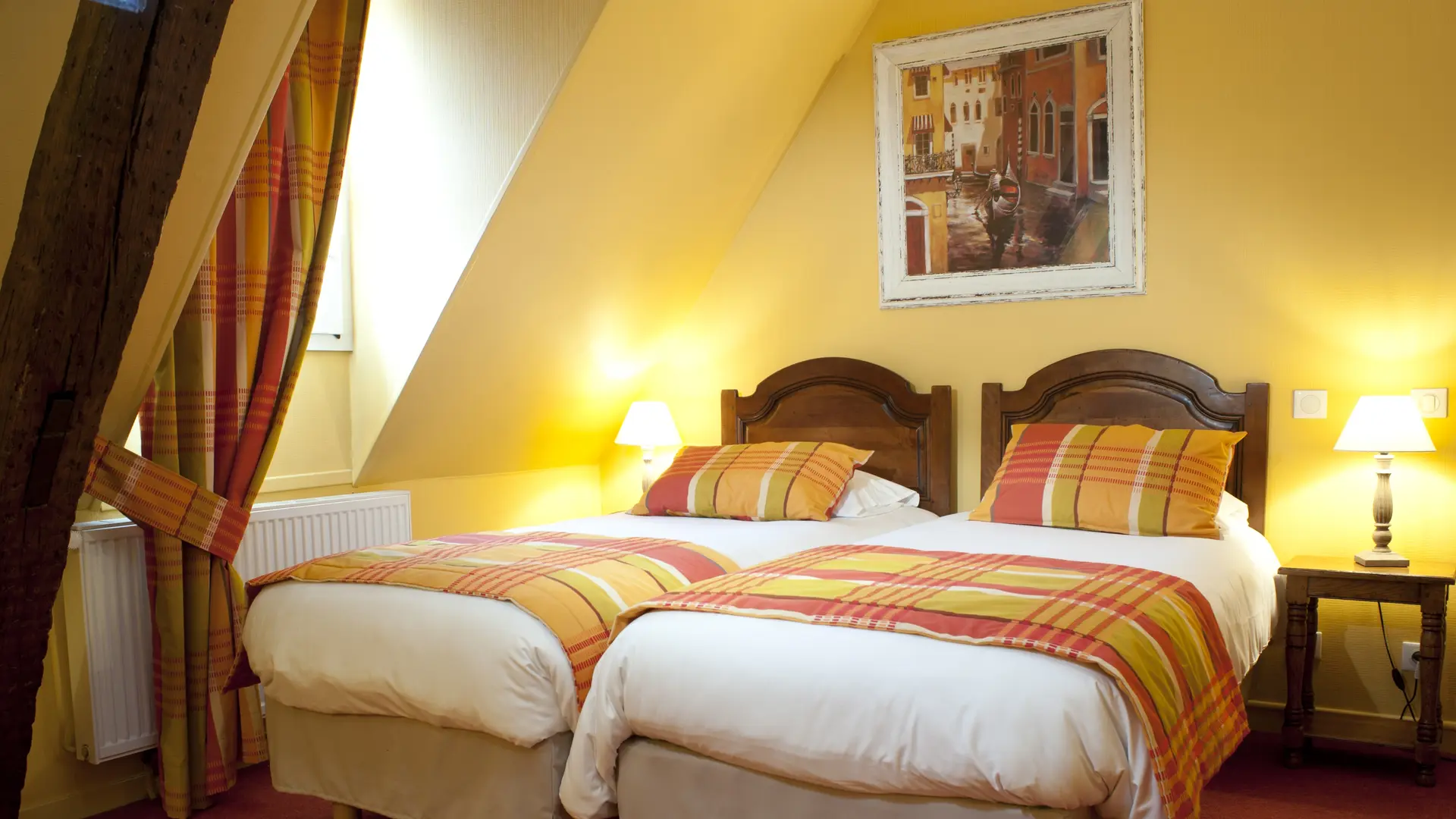 chambre-familiale-2-lits-hotel-wilson-dijon