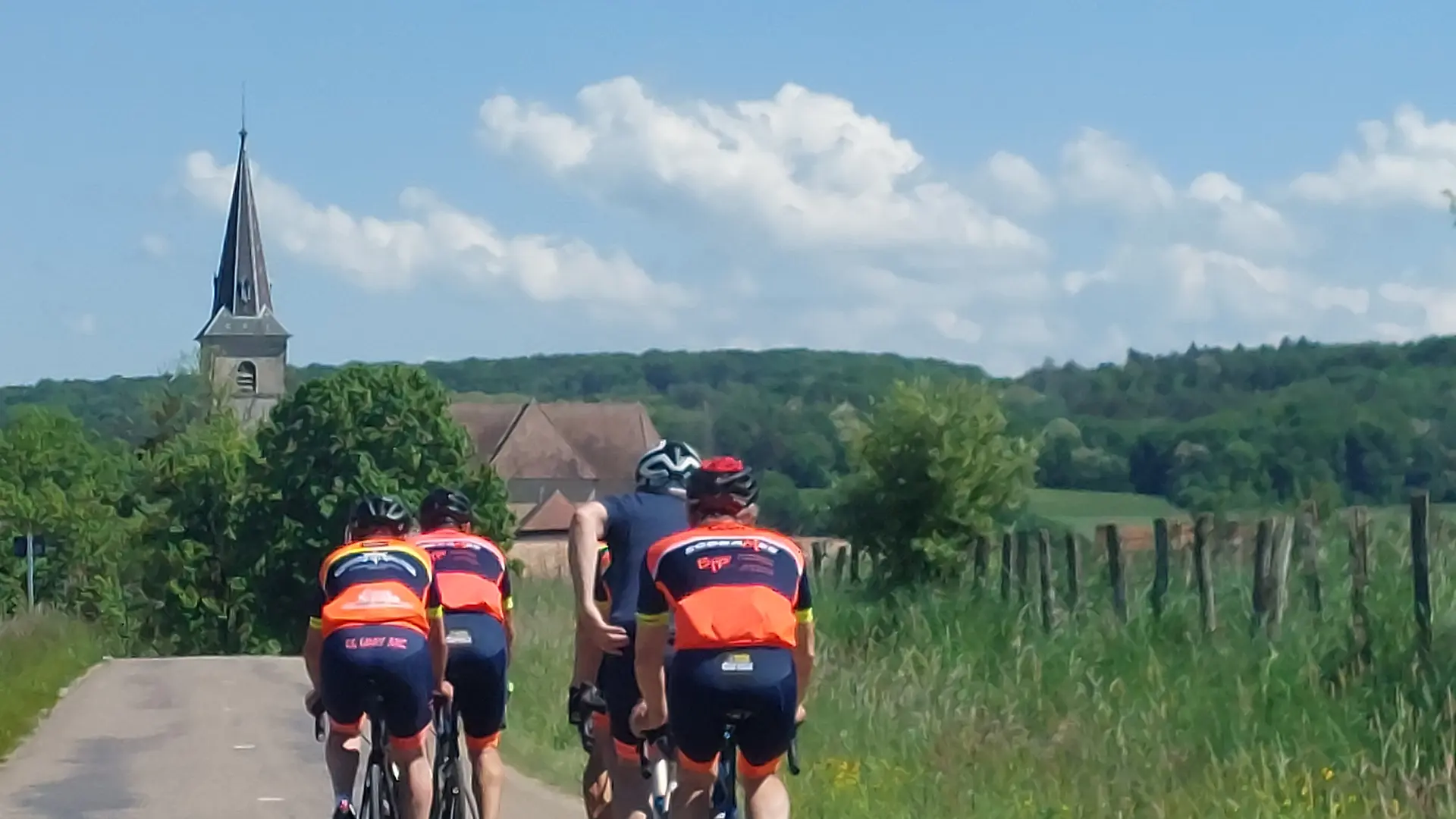 cyclistes entrée fretigney