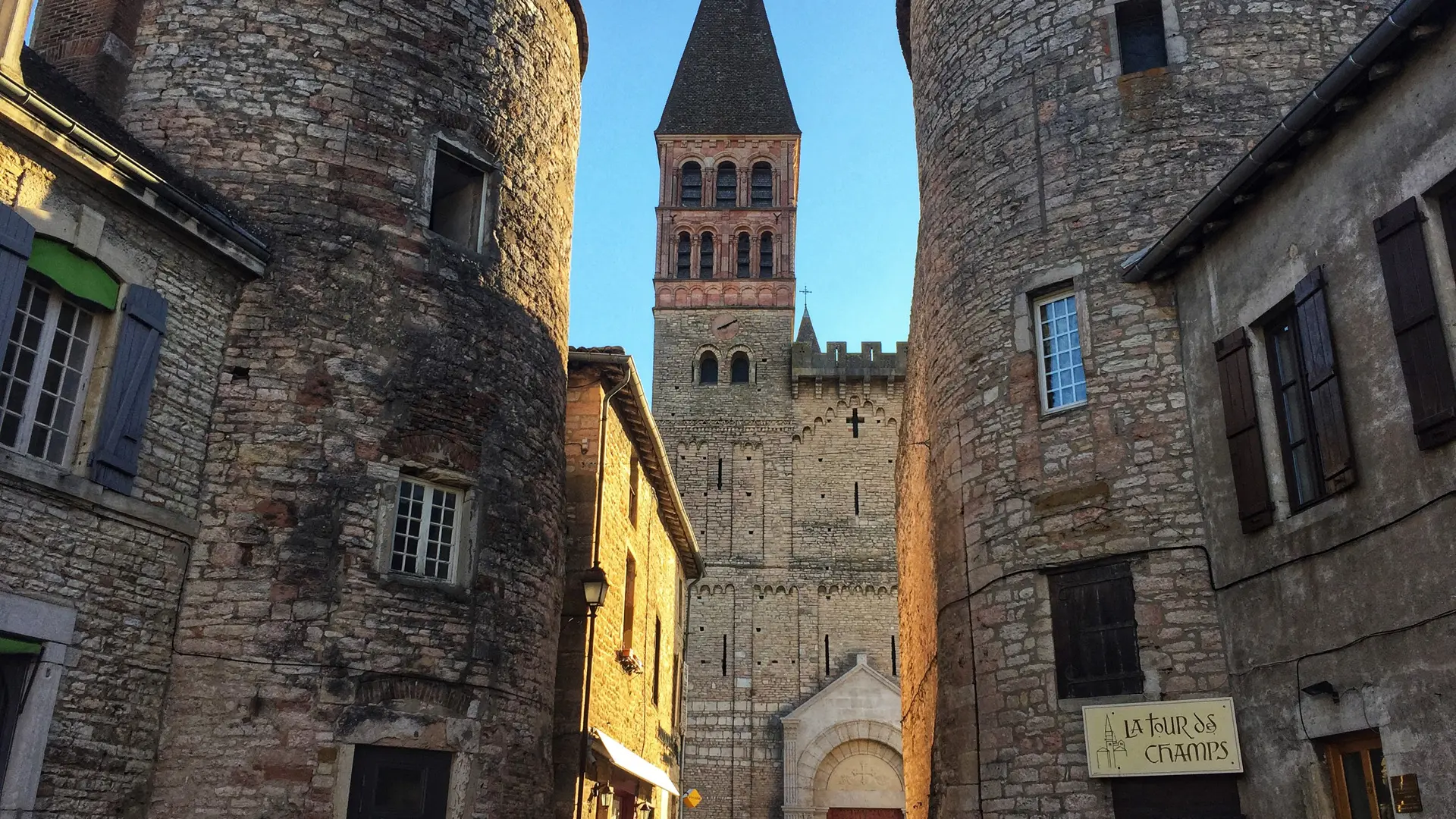 abbaye paysage entre 2 tours