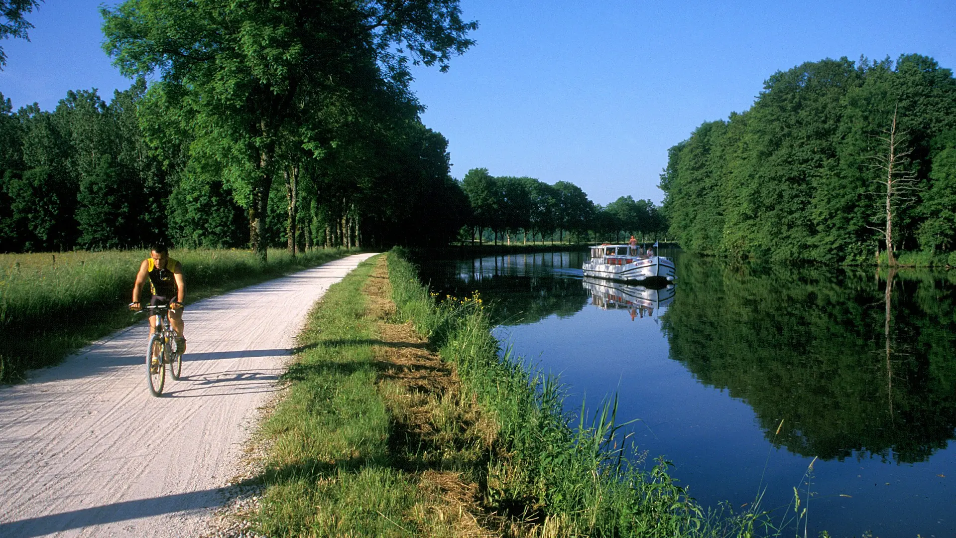 bateau sur la Saône et vélo